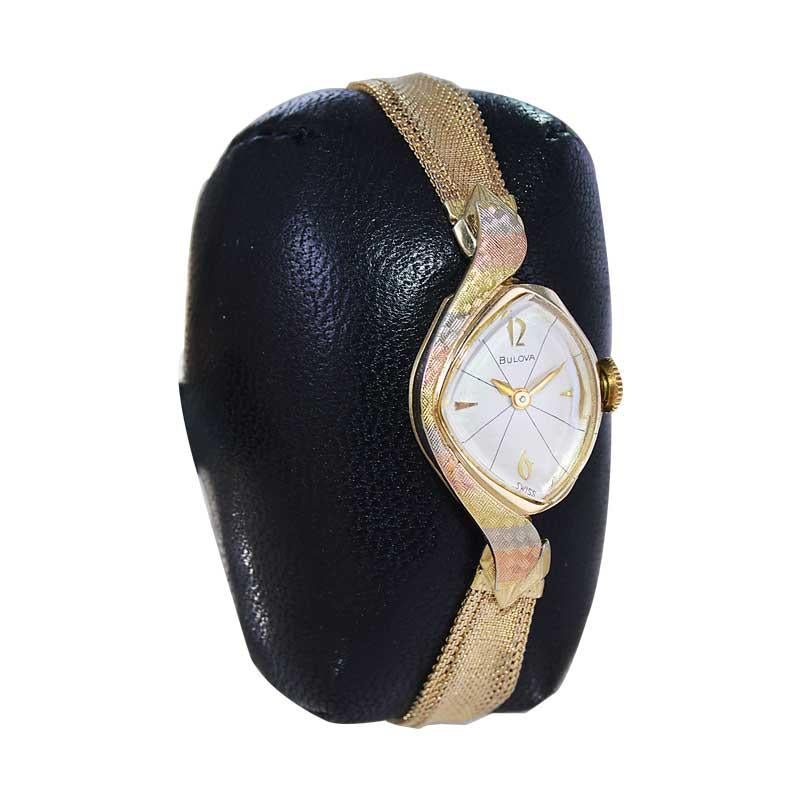 Bulova Gold gefüllt Multi Farbe 1960er Jahre Damenuhr mit Original-Armband (Modernistisch) im Angebot