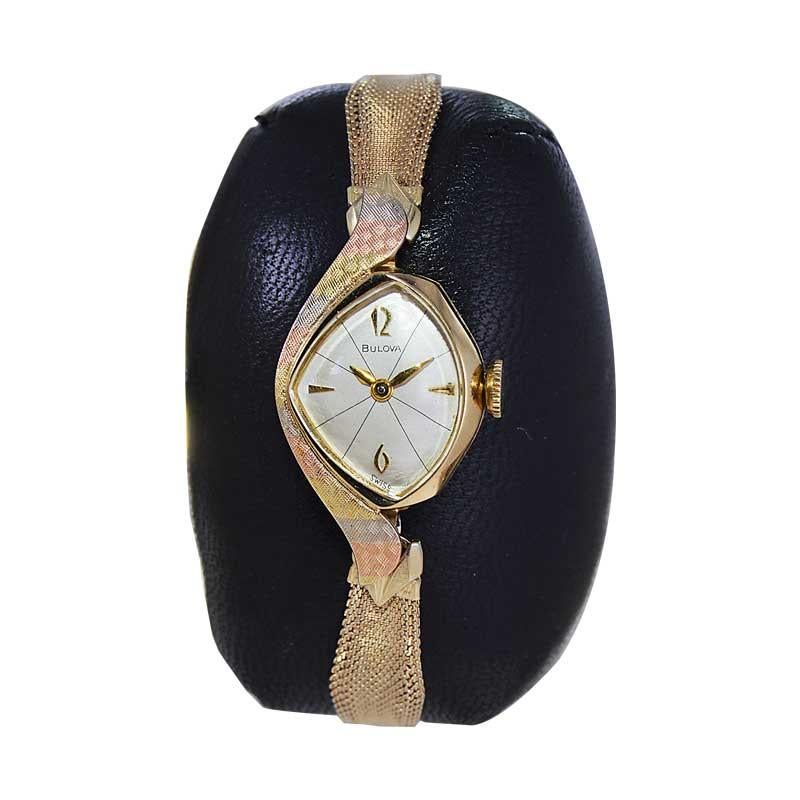 Bulova Gold gefüllt Multi Farbe 1960er Jahre Damenuhr mit Original-Armband im Zustand „Hervorragend“ im Angebot in Long Beach, CA