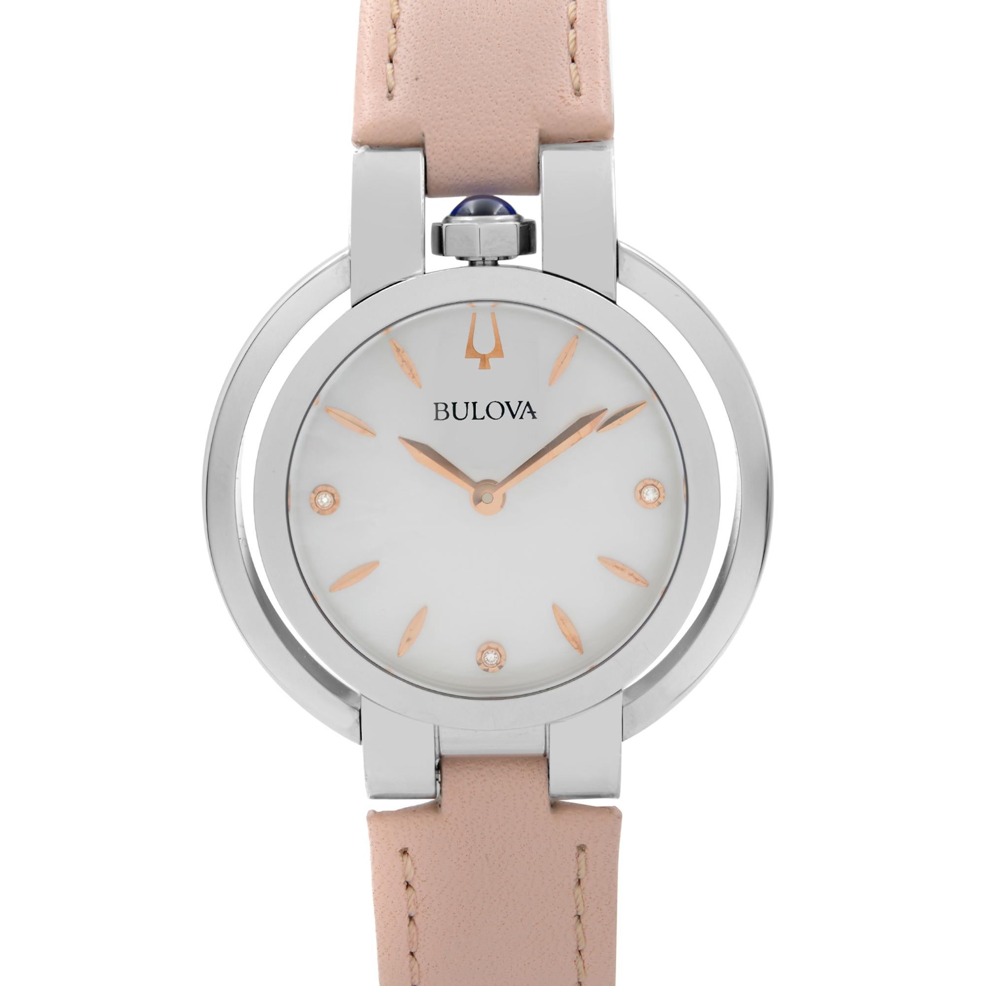 Ungetragene Bulova Rubaiyat Diamond Accent Steel Pink Strap Quartz Ladies Watch 96P197. Die Uhr könnte einen Anhänger vermissen. Dieser schöne Zeitmesser verfügt über: Edelstahlgehäuse mit rosafarbenem Lederband, feste Edelstahllünette, weißes