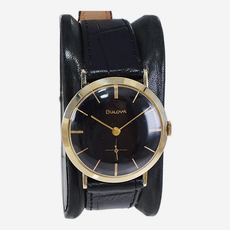 FABRIK / HAUS: Bulova Watch Co.
STIL / REFERENZ: Mitte des Jahrhunderts
METALL / MATERIAL: 14kt Gelbgold
CIRCA / JAHR: 1960er Jahre
ABMESSUNGEN / GRÖSSE: Länge 38mm x Durchmesser 33mm
UHRWERK / KALIBER: Handaufzug / 21 Jewels 
ZIFFERBLATT / ZEIGER: