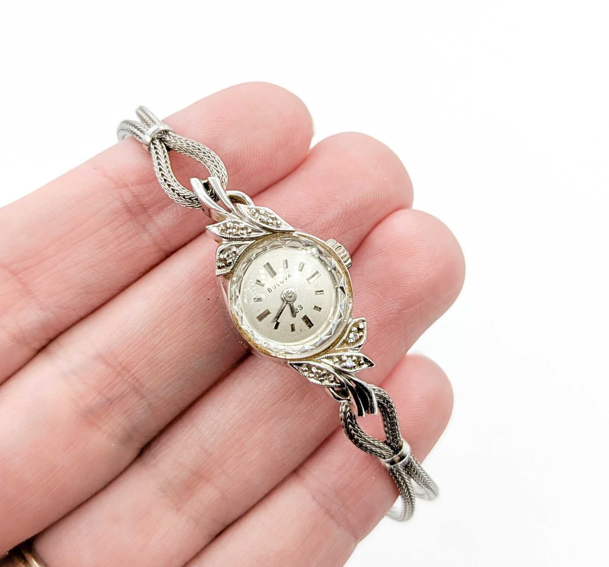 Bulova Aufzieh-Armbanduhr Diamantuhr in 14k Weißgold

Diese Uhr ist in 14k Weißgold gefertigt und verfügt über Diamanten, mit Bulova Wind up Armbanduhr Design. Bulova Wind Up Armbanduhr. Diese Uhr wird von Diamanten akzentuiert, die Diamanten