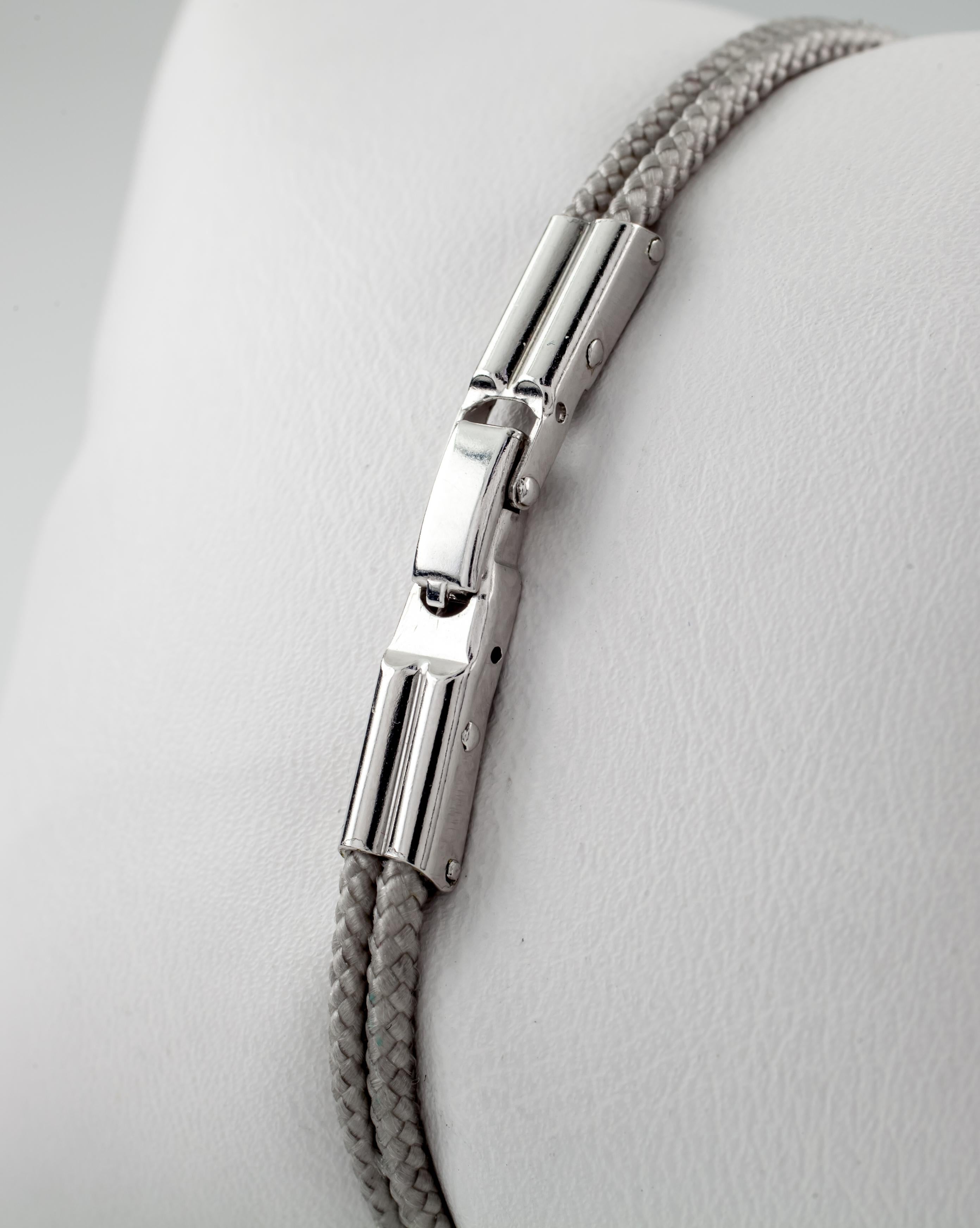 Taille mixte Bulova Montre vintage en or blanc 14 carats à remontage manuel avec bracelet en cordon gris, pour femmes en vente