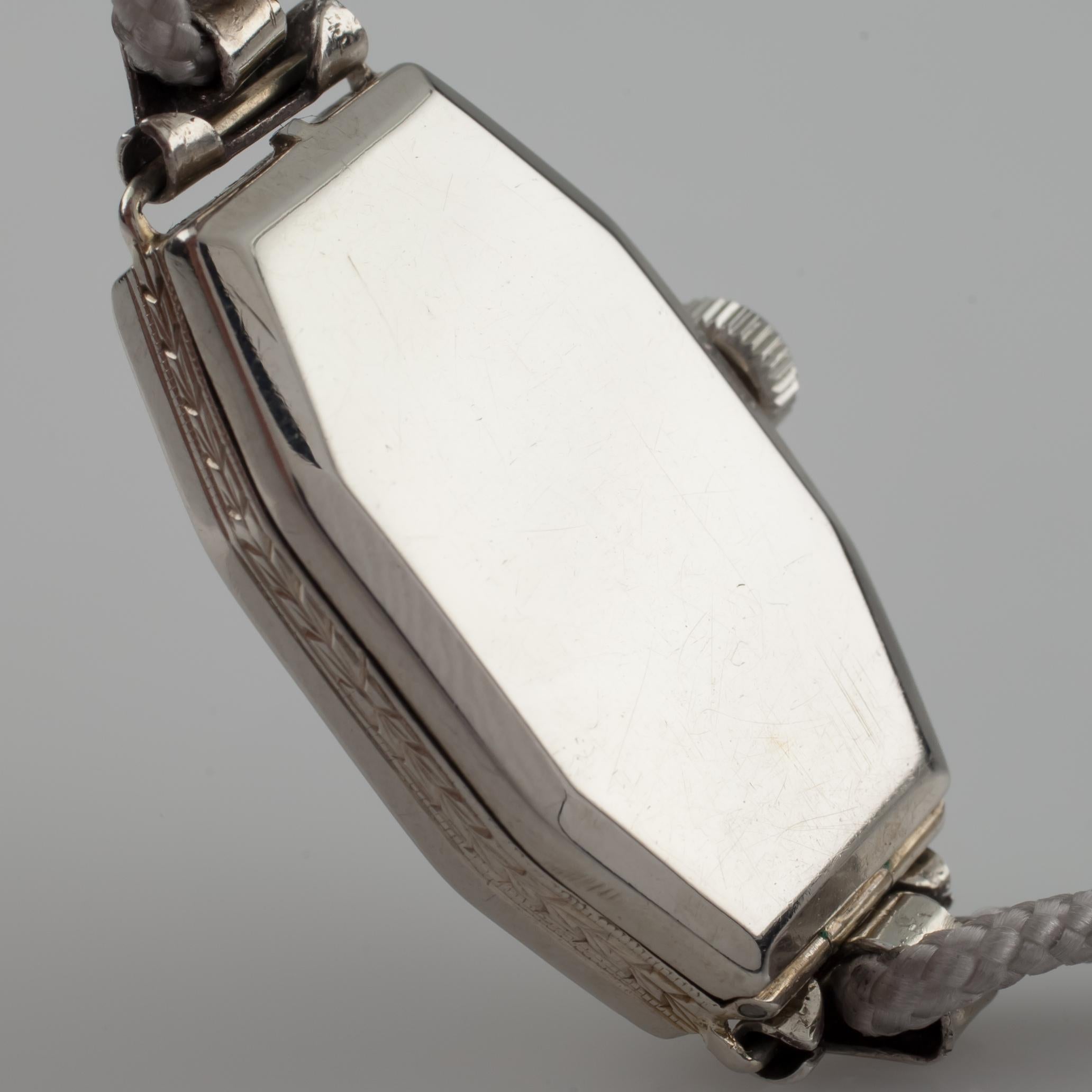 Bulova Damen Vintage 14k Weißgold Hand-Winding-Uhr mit grauem Kordelband im Angebot 1
