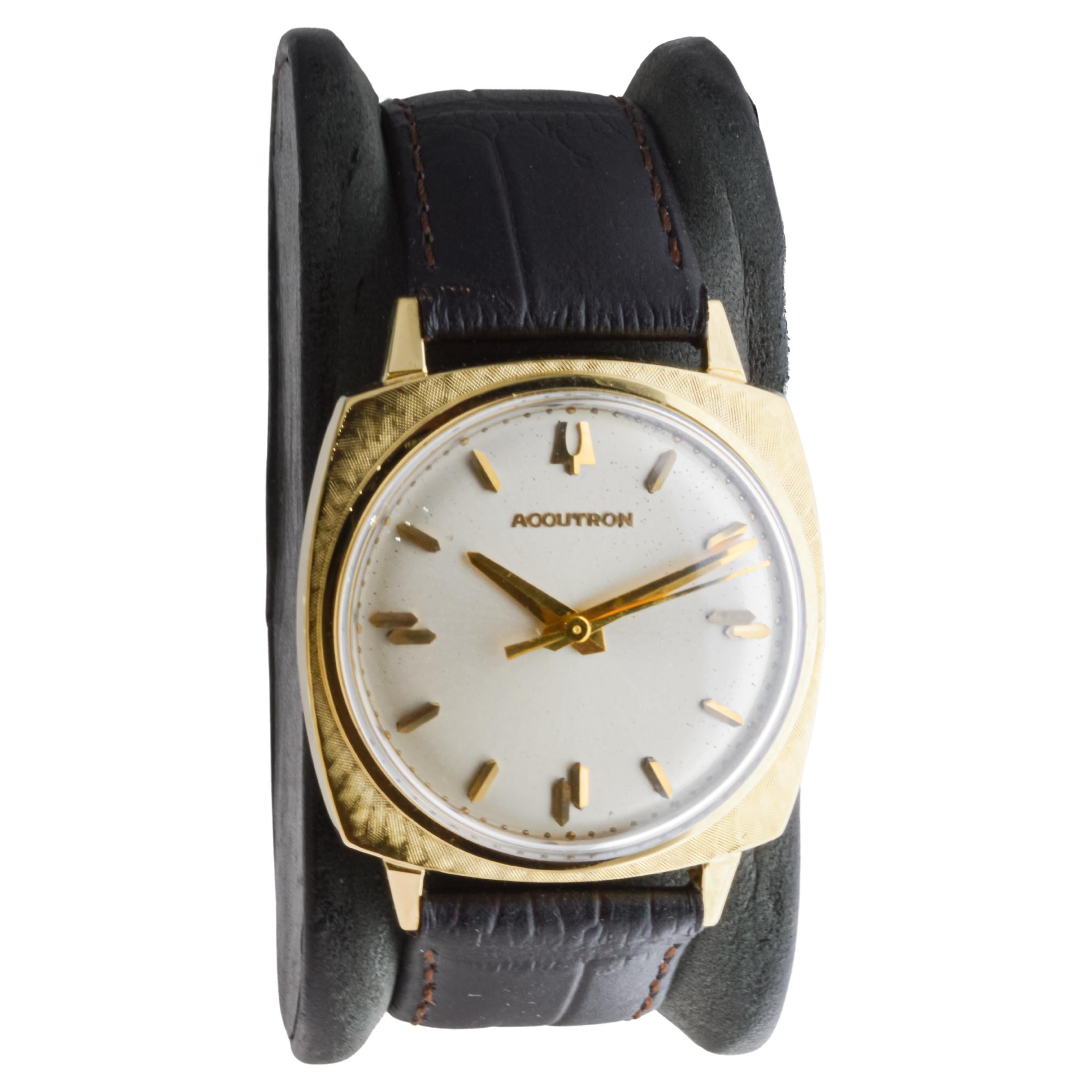 FABRIK / HAUS: Bulova Uhrenfabrik
STIL / REFERENZ: Accutron
METALL / MATERIAL: Gelbgold gefüllt 
CIRCA / JAHR: 1960er Jahre
ABMESSUNGEN / GRÖSSE: Länge 40mm X Durchmesser 33mm
BEWEGUNG / KALIBER: Tunning Fork Batteriebetrieben
ZIFFERBLATT / ZEIGER: