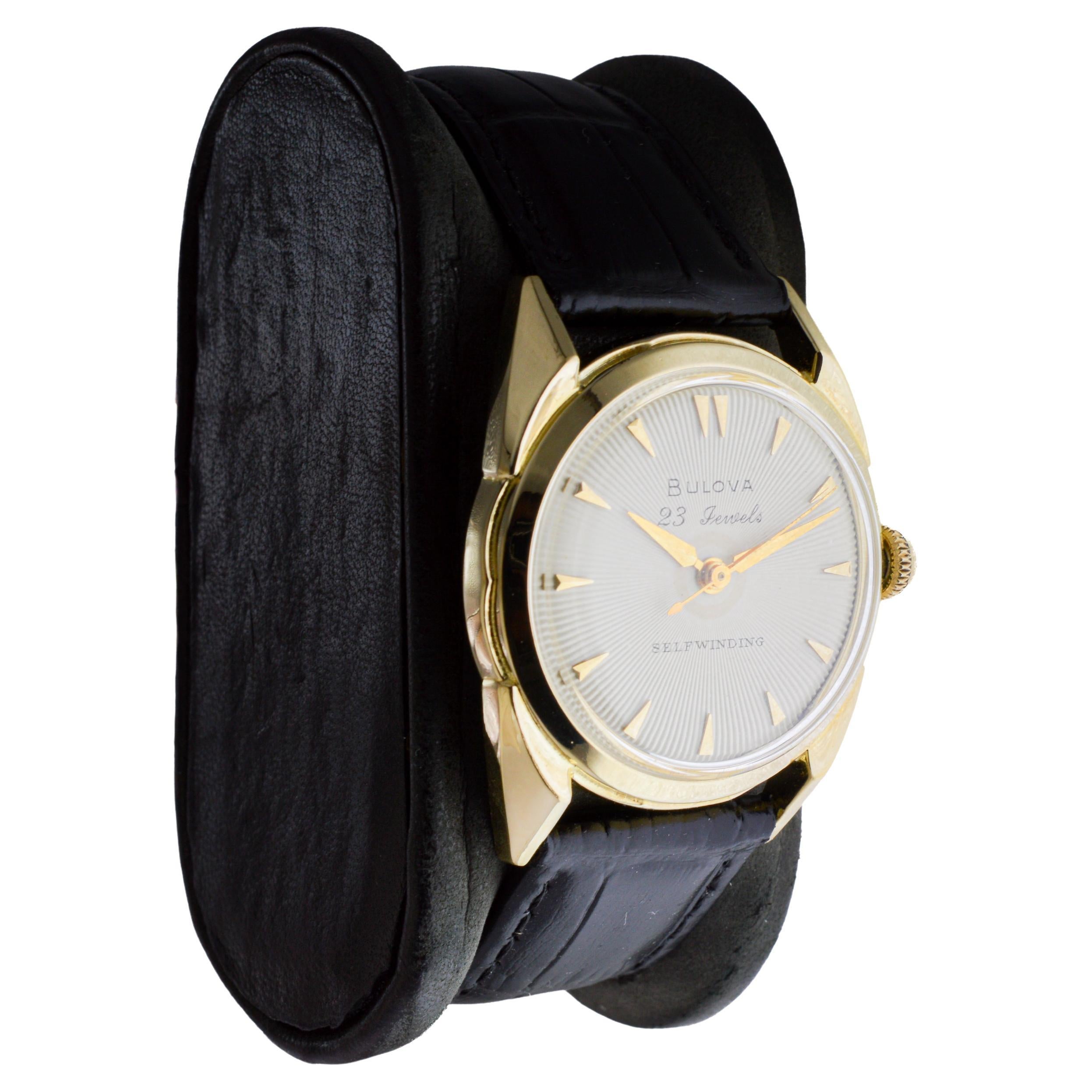 USINE / MAISON : Bulova Watch Company
STYLE / RÉFÉRENCE : Art déco / Style rond 
METAL / MATERIAL : Rempli d'or jaune 
CIRCA / ANNÉE : 1950
DIMENSIONS / TAILLE : Longueur 38 mm 