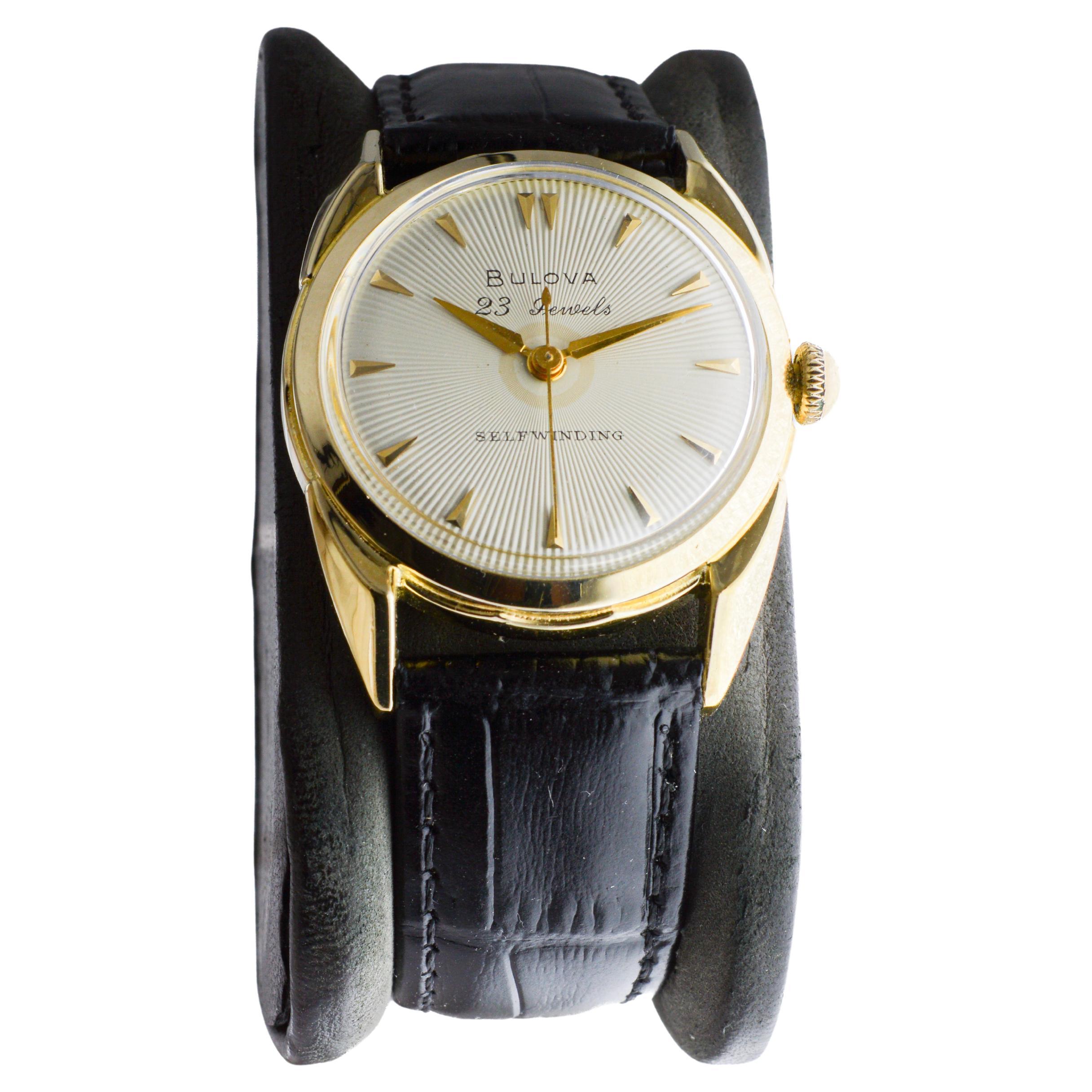 Bulova Montre Art Déco en or jaune avec cadran d'origine 1950's Excellent état - En vente à Long Beach, CA