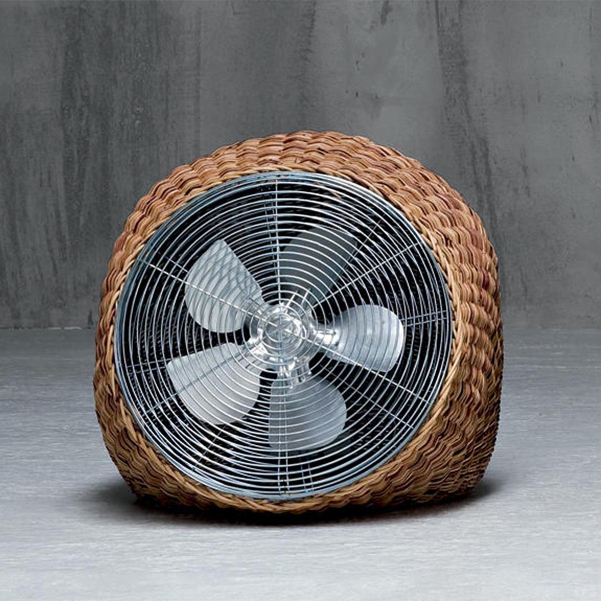 Ventilo Bulrush with handwoven natural bulrush body,
fan system in aluminium. Power 25 Watt, 220 Volt.
Also available wired in 110 Volt, with US plug, on request.
Also available, on request, in Medium size, 
L32xD36xH36cm, price: 1150,00€.