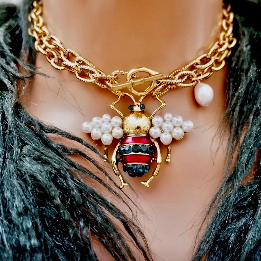 Modern Bumble bee and links chain necklace For Sale