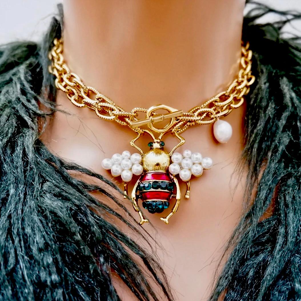 Bumble bee and links chain necklace In New Condition For Sale In Los Angeles, CA