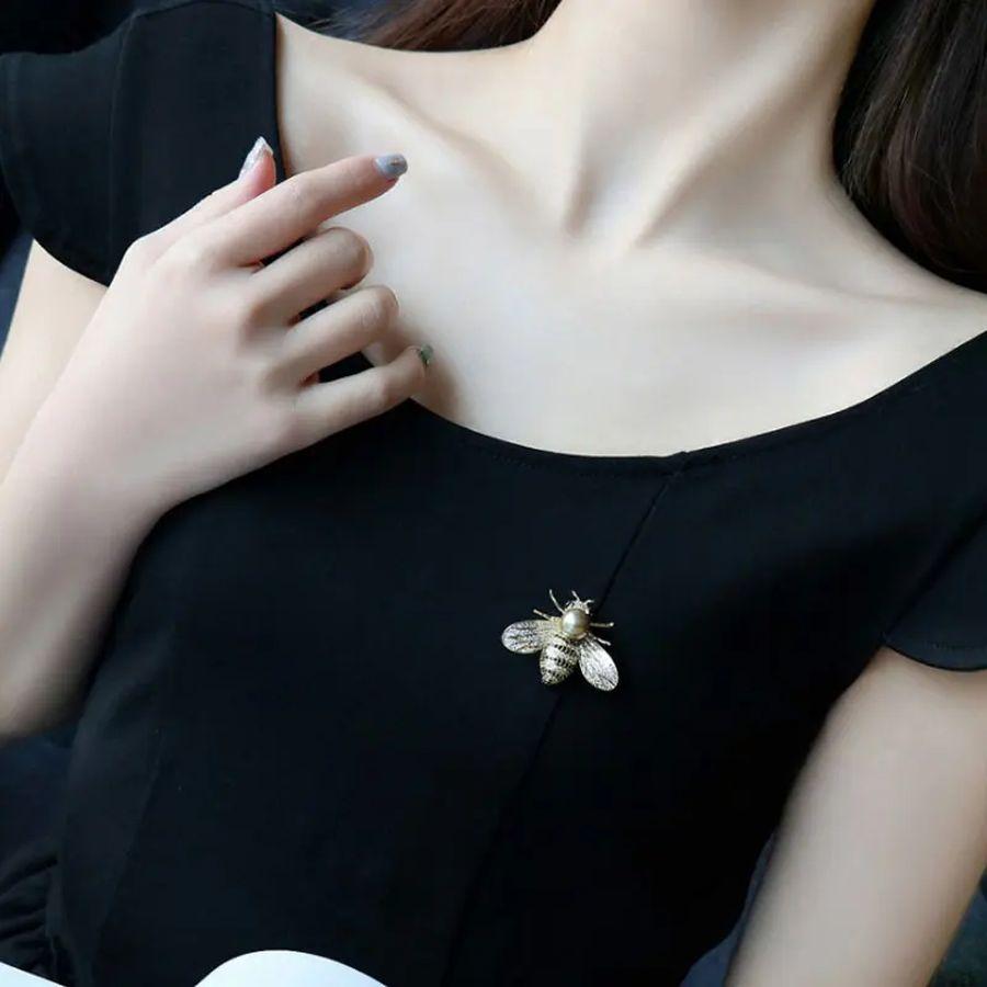 Round Cut Bumble Bee Crystal and Faux Pearl Vintage Pair Brooch Pins For Sale
