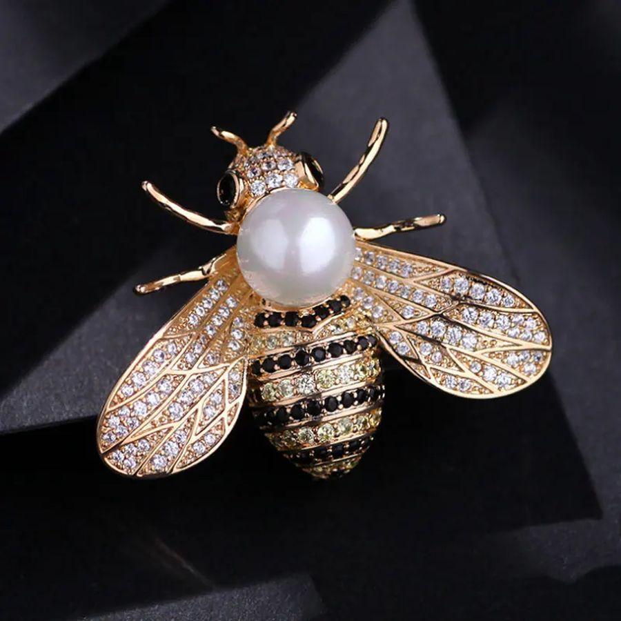 Bumble Bee Crystal and Faux Pearl Vintage Pair Brooch Pins In Excellent Condition For Sale In Montreal, QC