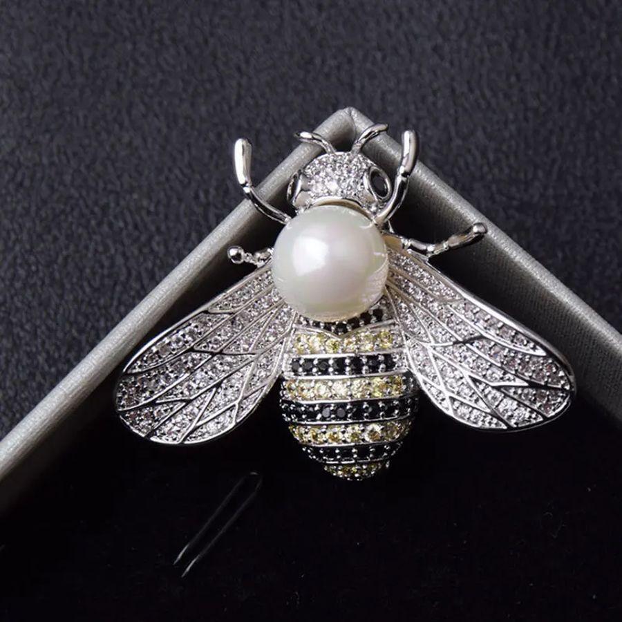 Women's or Men's Bumble Bee Crystal and Faux Pearl Vintage Pair Brooch Pins For Sale