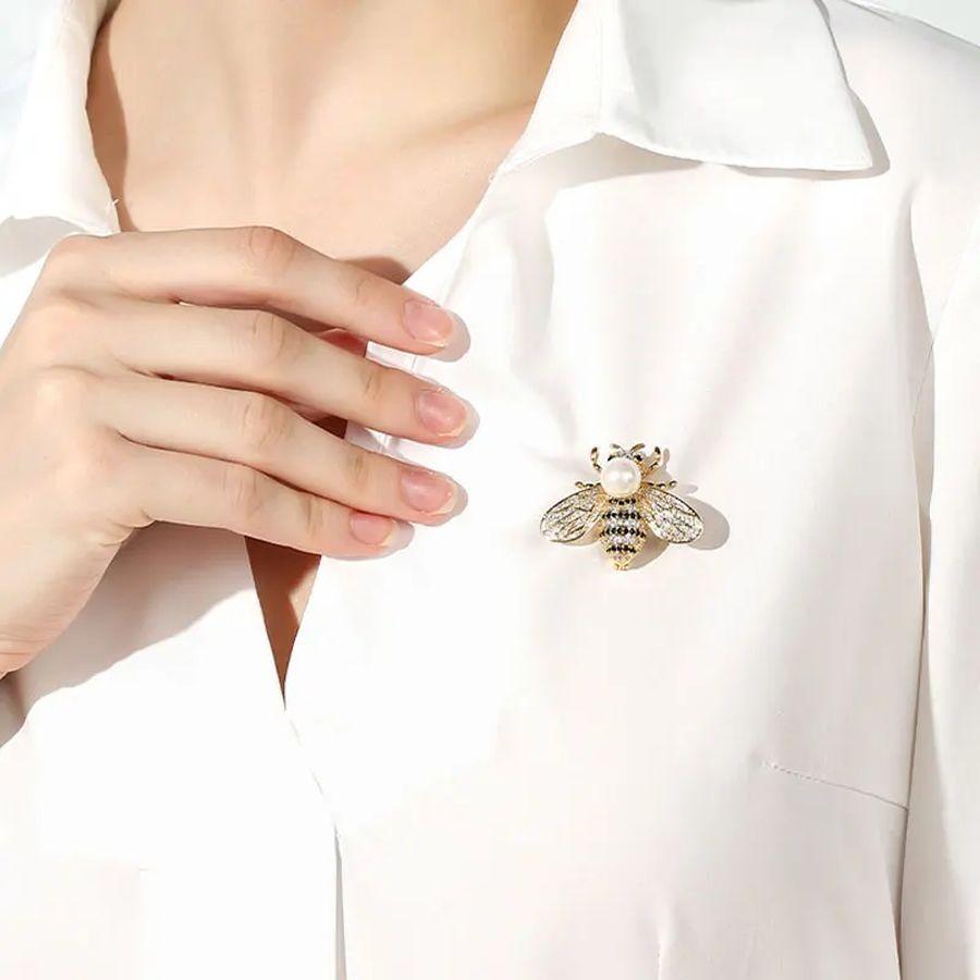 Bumble Bee Crystal and Faux Pearl Vintage Pair Brooch Pins For Sale 1