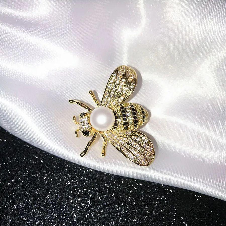 Bumble Bee Crystal and Faux Pearl Vintage Pair Brooch Pins For Sale 3