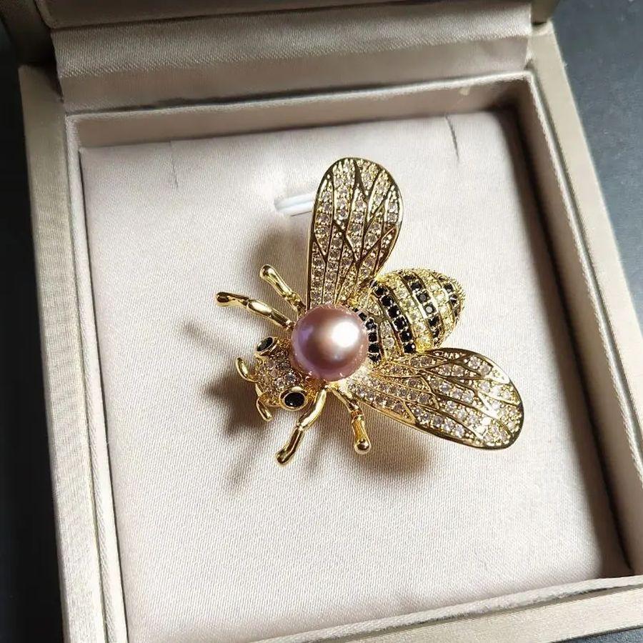 Moderno Spilla vintage con cristallo e perle finte dorate Bumble Bee in vendita