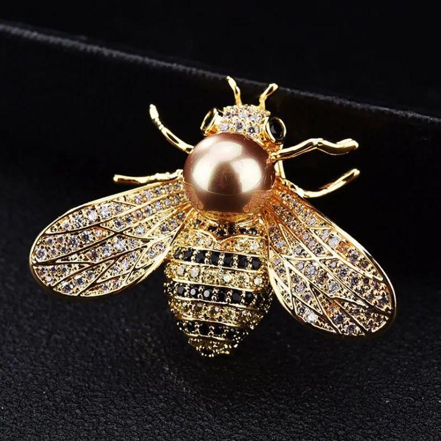 Taglio rotondo Spilla vintage con cristallo e perle finte dorate Bumble Bee in vendita