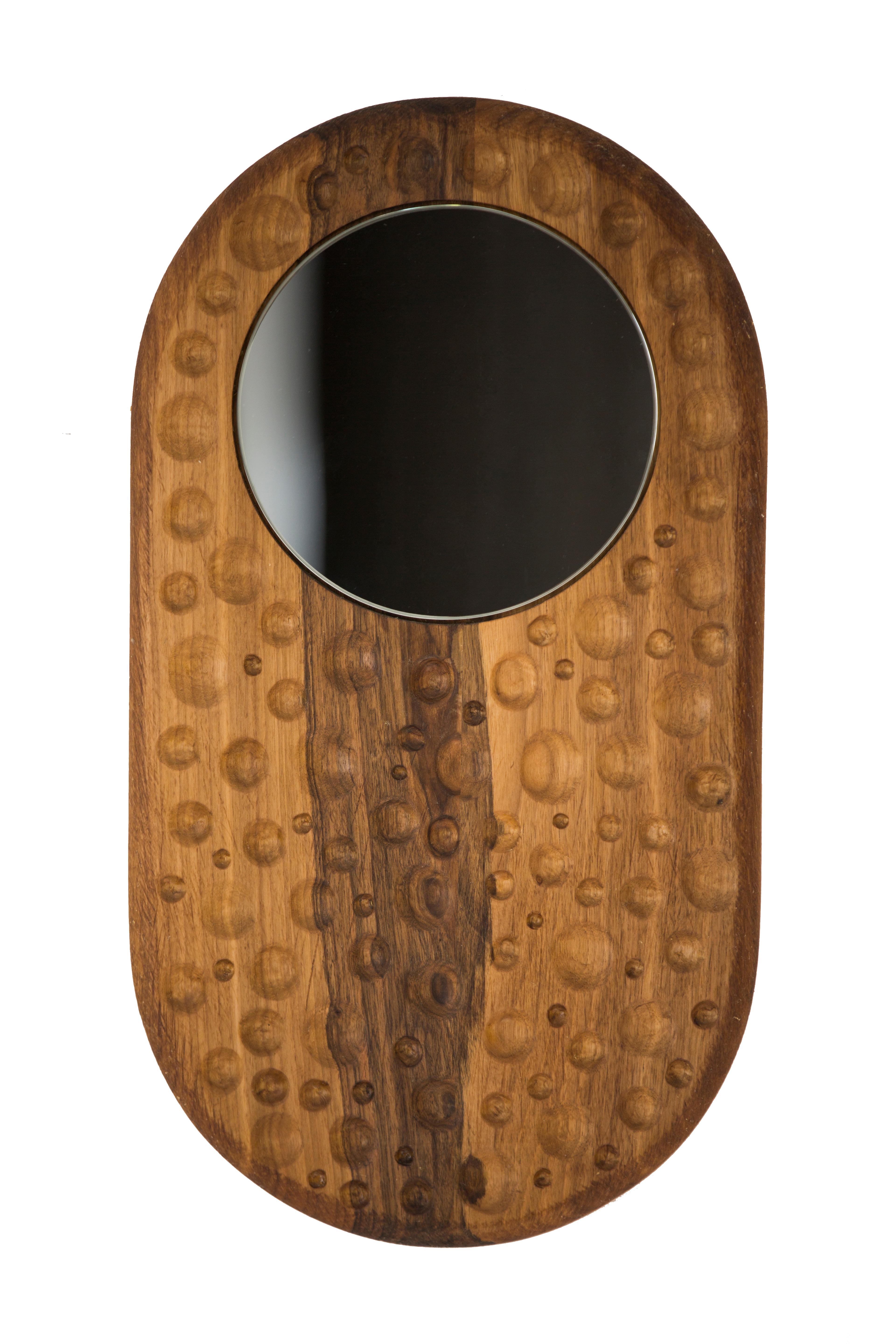 Bumerang Spiegel von Rectangle Studio
Abmessungen: B 26 x T 2 x H 50 cm 
MATERIALIEN: Massiver Nussbaum, Naturholzöl, Naturspiegel

Der Spiegel 