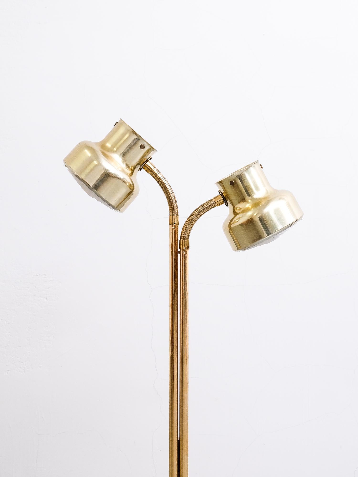 'Bumling' floor lamp made of brass and metal by the Swedish lamp manufacturer Ateljé Lyktan.

The lamp still has the original white metal grids to cover the bulb and remains in very good condition with full function.

Shade diameter is 25 cm.