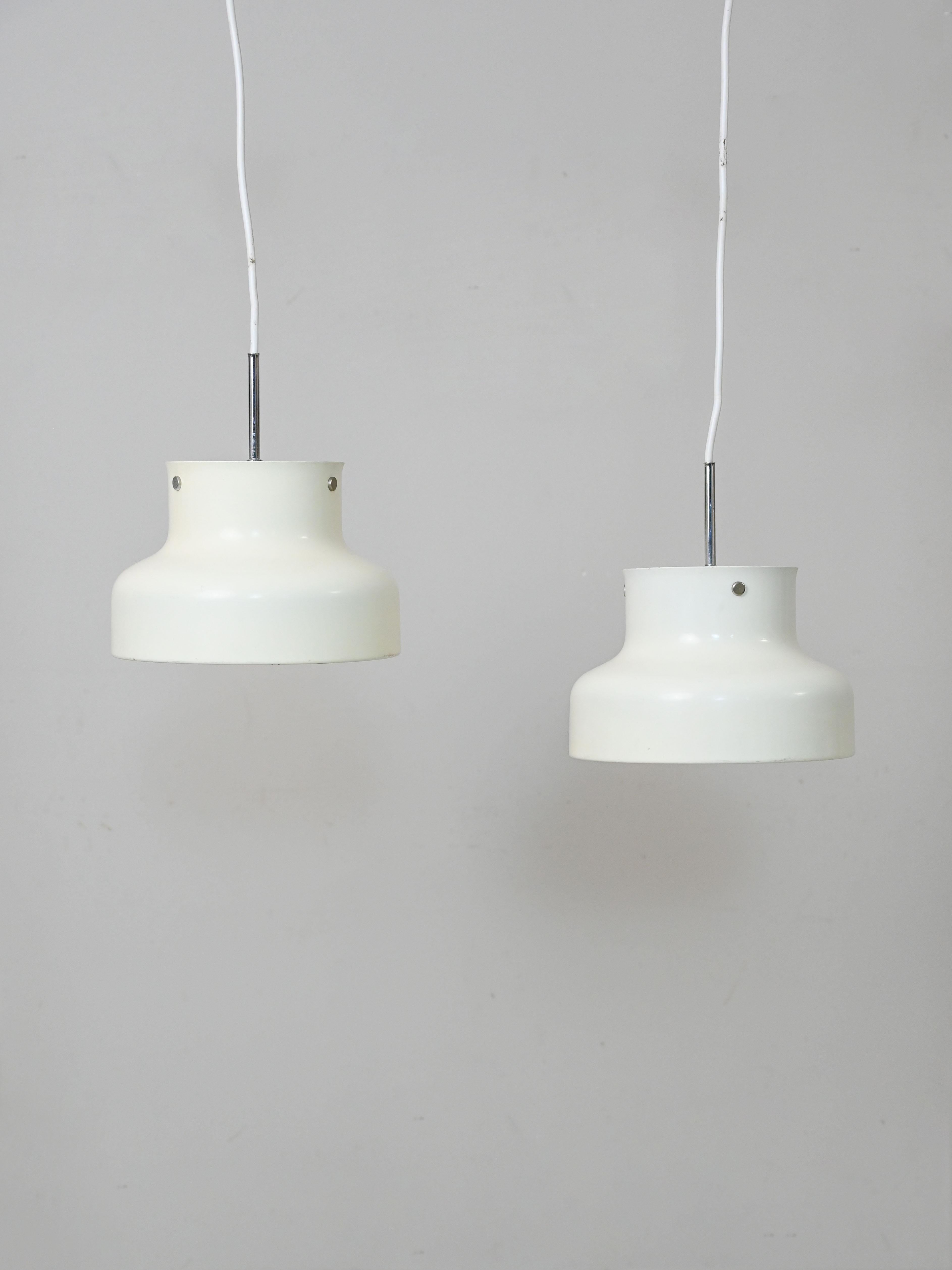Paire de lampes suspendues Design/One conçues par Pehrson pour Ateljé Lyktan dans les années 1960. 
Cet ensemble de deux lampes est la plus petite version parmi les modèles existants, avec un diamètre de 25 cm. L'abat-jour en métal fait de ces