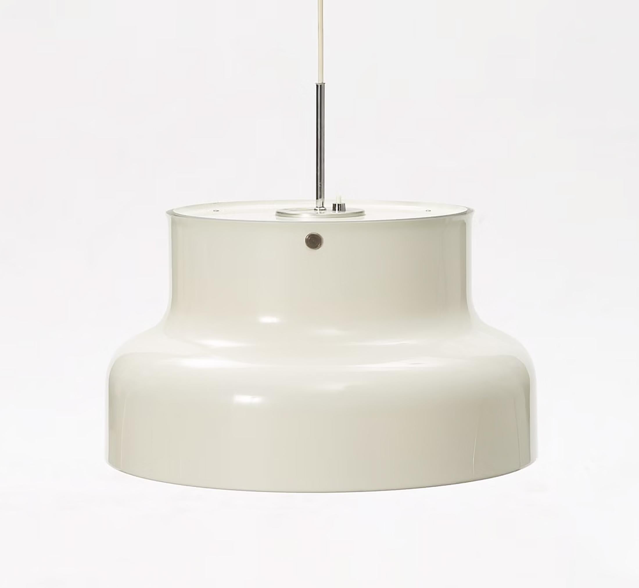 Metallo laccato bianco. Griglia di plastica. Etichettato. Diametro 60 cm.Questa lampada Bumling è stata progettata da Anders Pehrson nel 1968 in Svezia per Atleljé Lyktan. Questa è la versione più grande. In buone condizioni vintage.