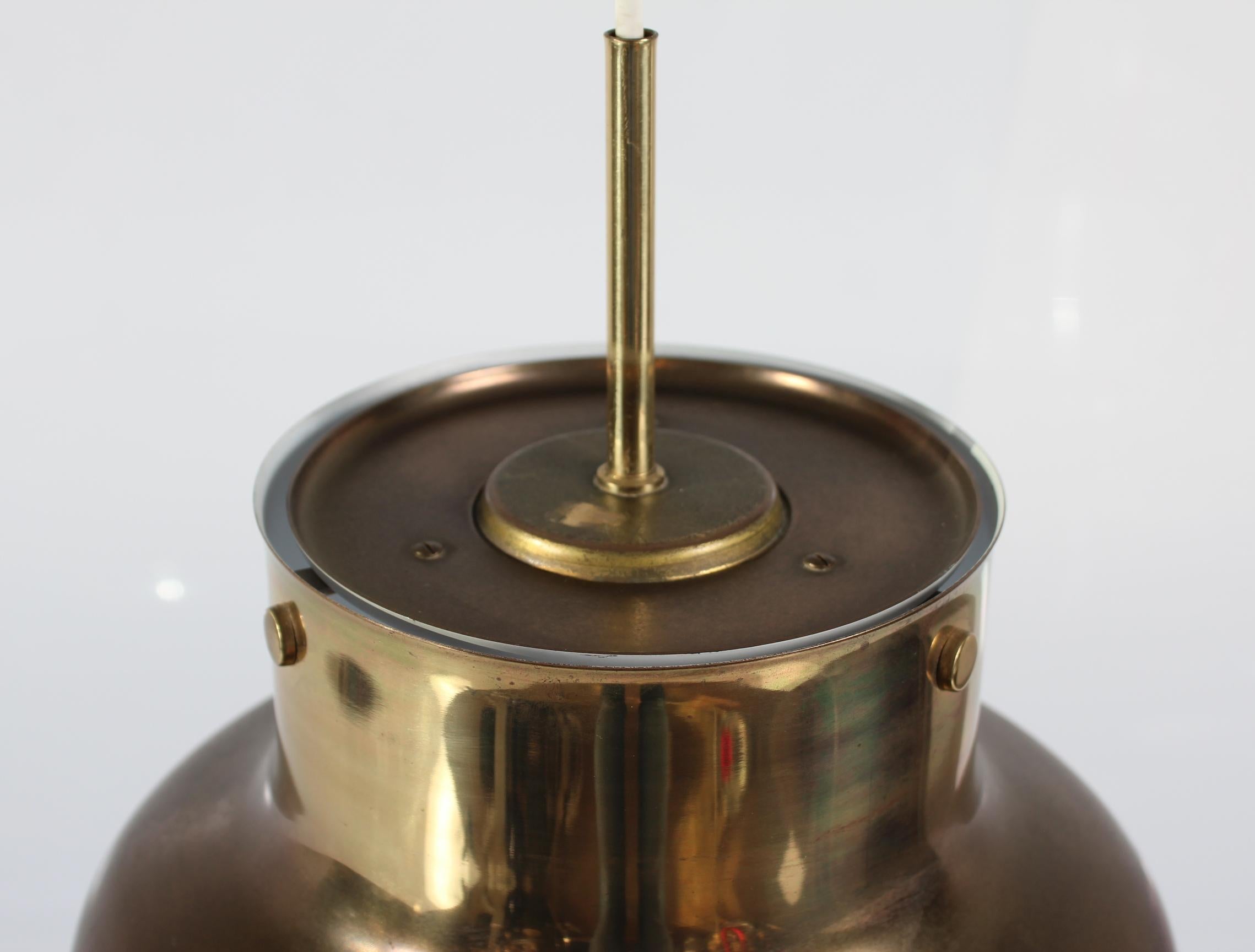 Plafonnier original Anders Pehrsson Bumling fabriqué par le fabricant suédois de lampes Ateljé Lyktan dans les années 1970.

La lampe est en laiton patiné et reste en bon état avec une fonction complète.
Cet article n'a pas de grille en plastique à