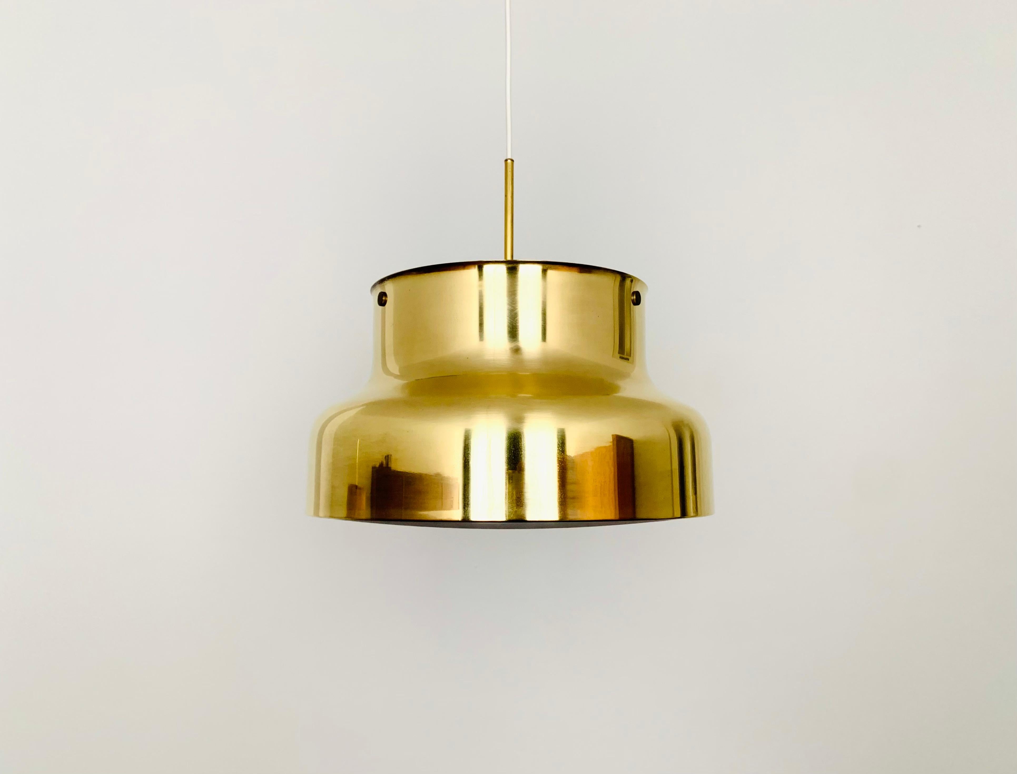 Wonderful Bumling pendant lamp with reflector from the 1960s.
The design of the lamp is a real asset and an absolute favorite for every home.
A very nice play of light is created.

Design: Anders Pehrson
Manufacturer: Atelje Lyktan Ahus

The
