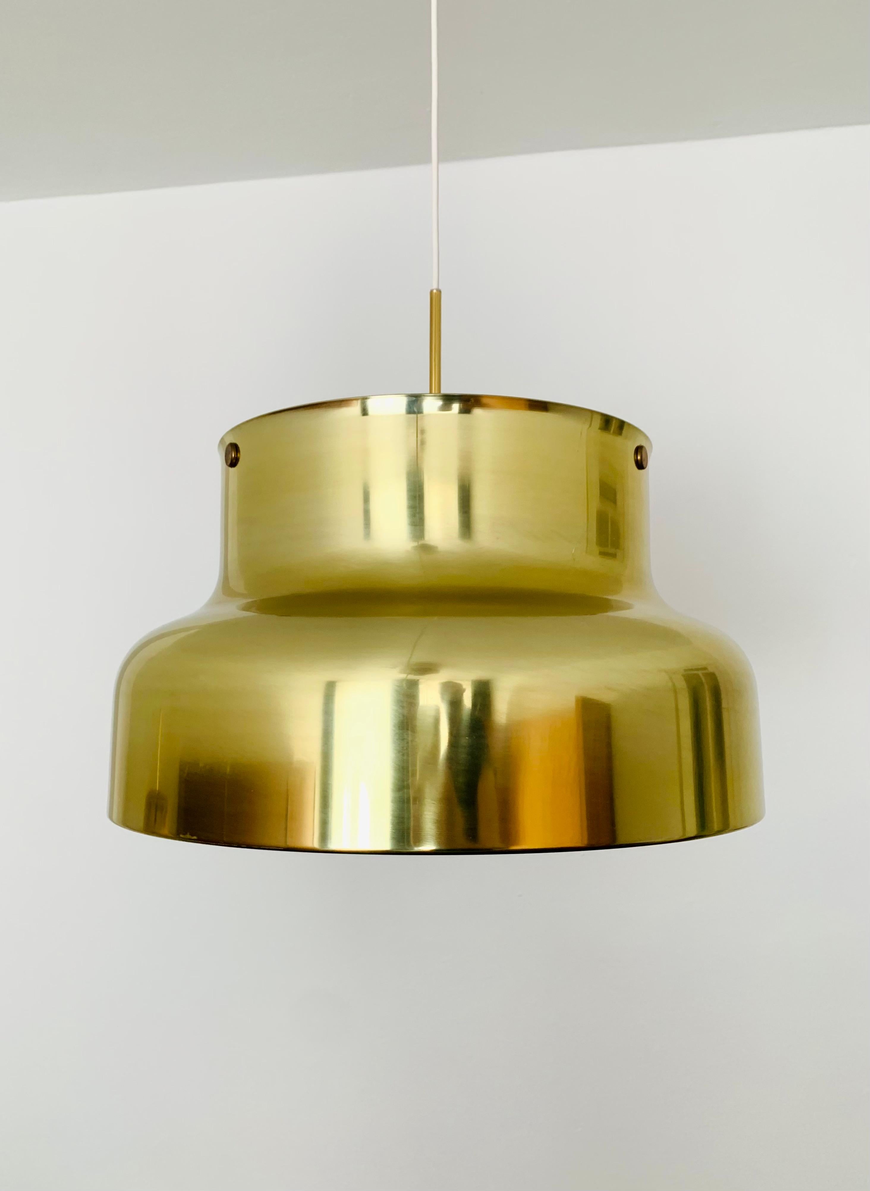 Wonderful Bumling pendant lamp with reflector from the 1960s.
The design of the lamp is a real asset and an absolute favorite for every home.
A very nice play of light is created.

Design: Anders Pehrson
Manufacturer: Atelje Lyktan Ahus

The