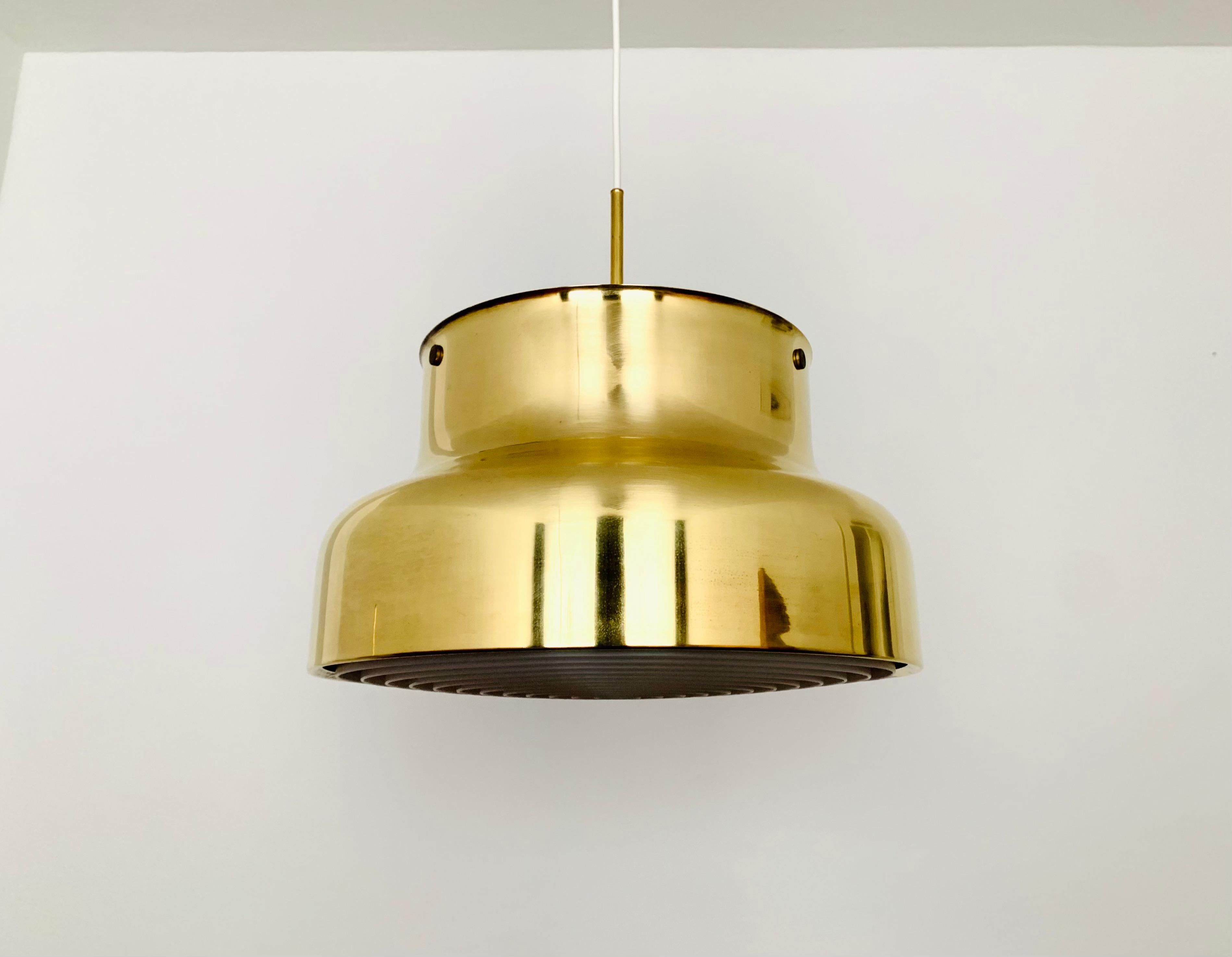 Wonderful Bumling pendant lamp with reflector from the 1960s.
The design makes the lamp a real asset and an absolute favorite for every home.
A very beautiful play of light is created.

Design: Anders Pehrson
Manufacturer: Atelje Lyktan
Ahush

The