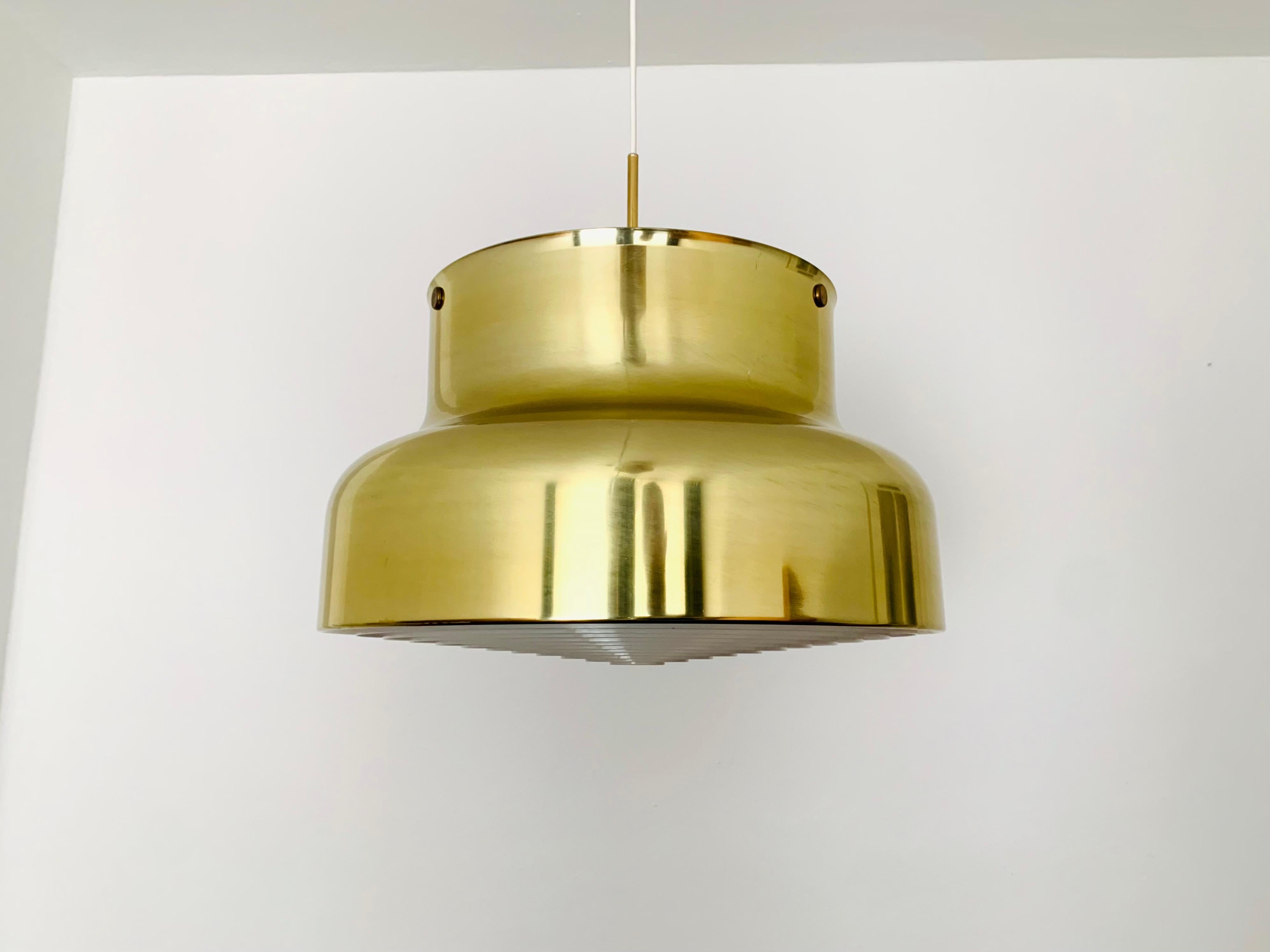 Wonderful Bumling pendant lamp with reflector from the 1960s.
The design of the lamp is a real asset and an absolute favorite for every home.
A very nice play of light is created.

Design: Anders Pehrson
Manufacturer: Atelje Lyktan Ahus

The switch