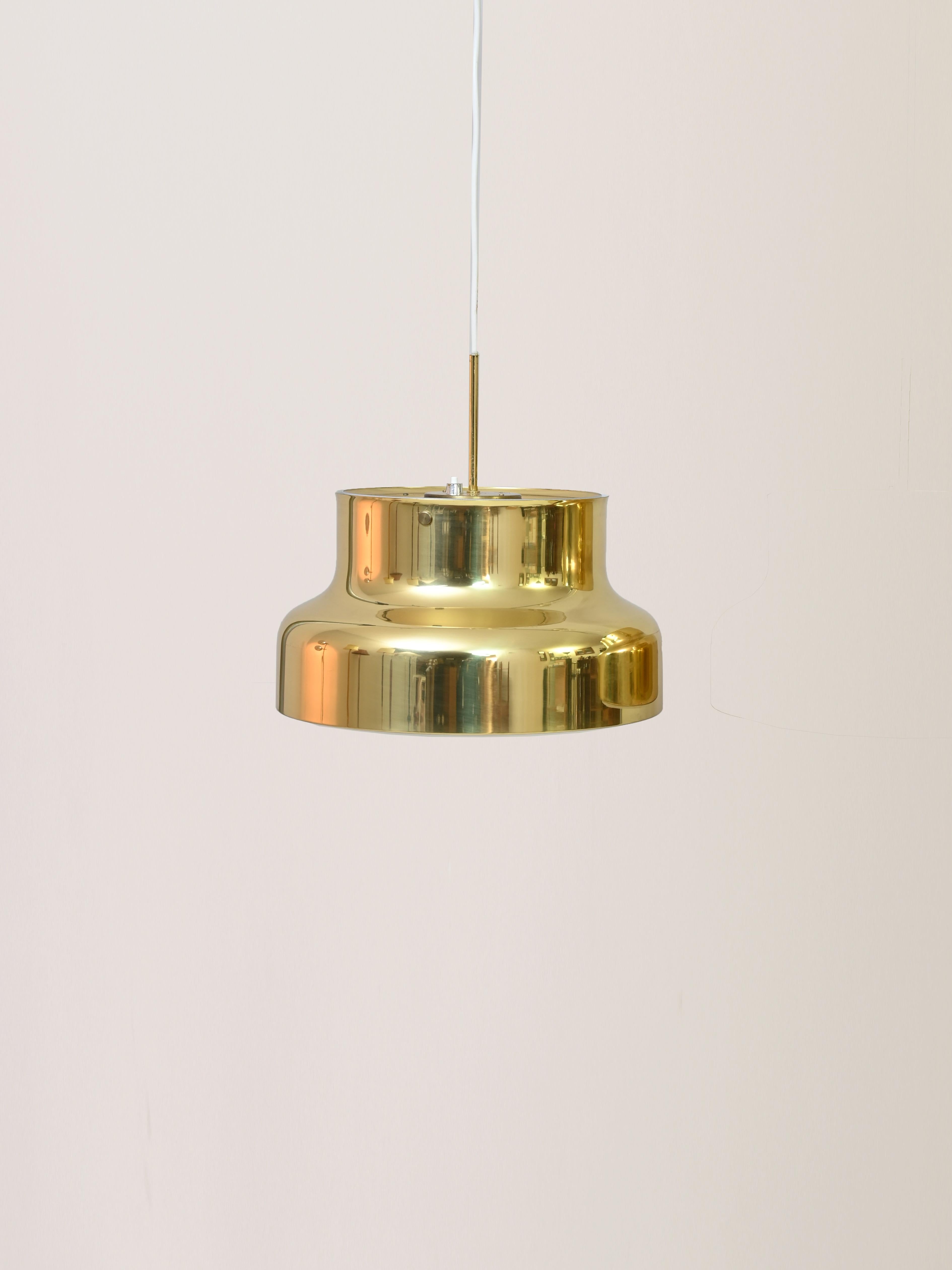 Classic 'Golden Edition' Bumling model by Anders Pehrson for Atelje Lyktan.

A pair of iconic Scandinavian lamps from the 1960s in brass.

In good condition.

The electrical system is vintage and original. It may show signs of age.

Please pay