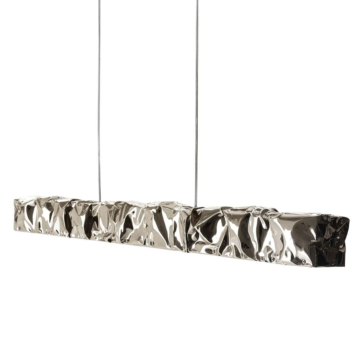 Suspension bumpy chrome with hand-strained
polished aluminum frame in chrome finish. With
led light bar with frosted streamer. Inside in silver
painted finish. With rose in matched finishes. With
adjustable 300cm steel cable.
Also available in