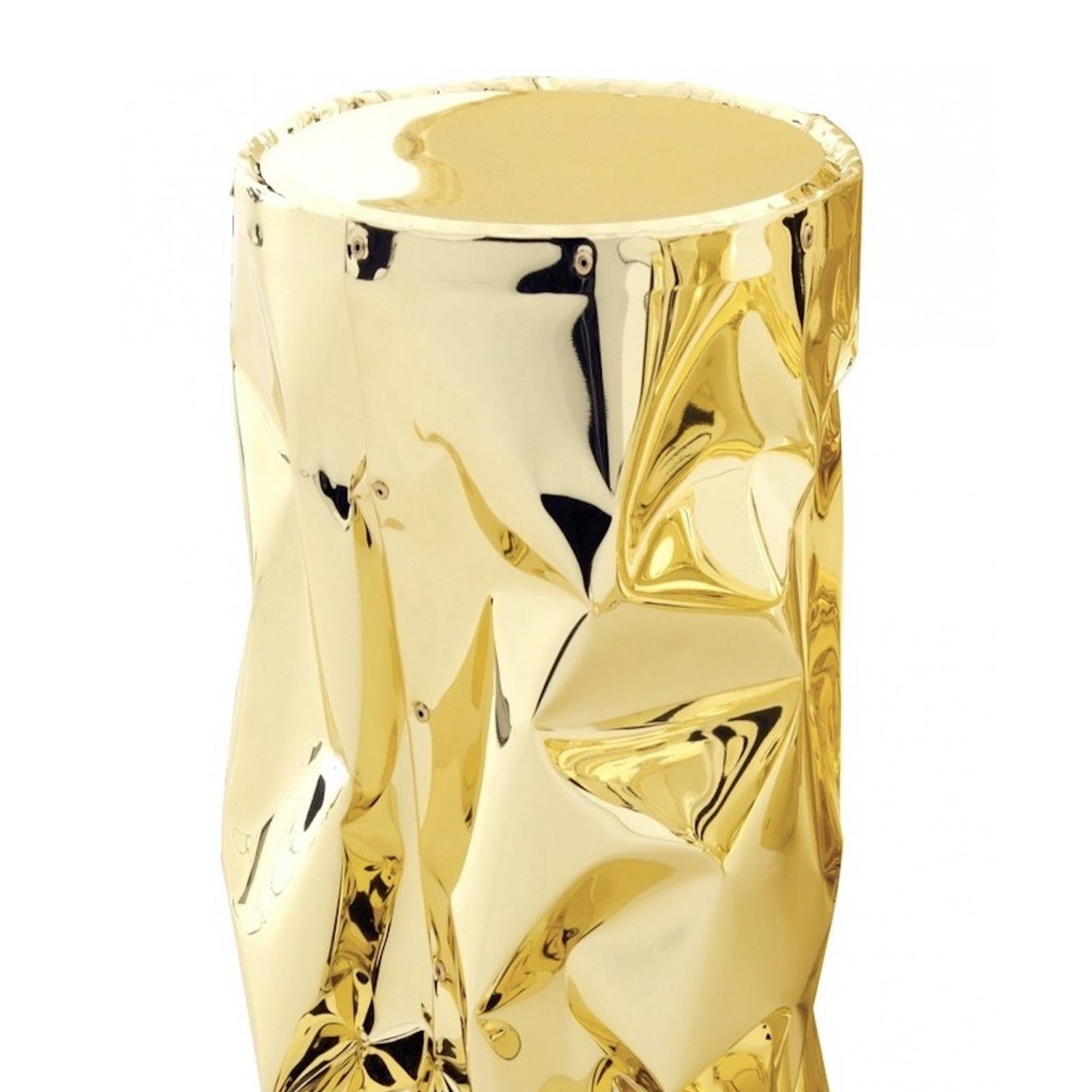 Stool bumpy large with structure in strained
polished aluminium in gold finish. Top in antique
gold mirror.
Also available in chrome finish.