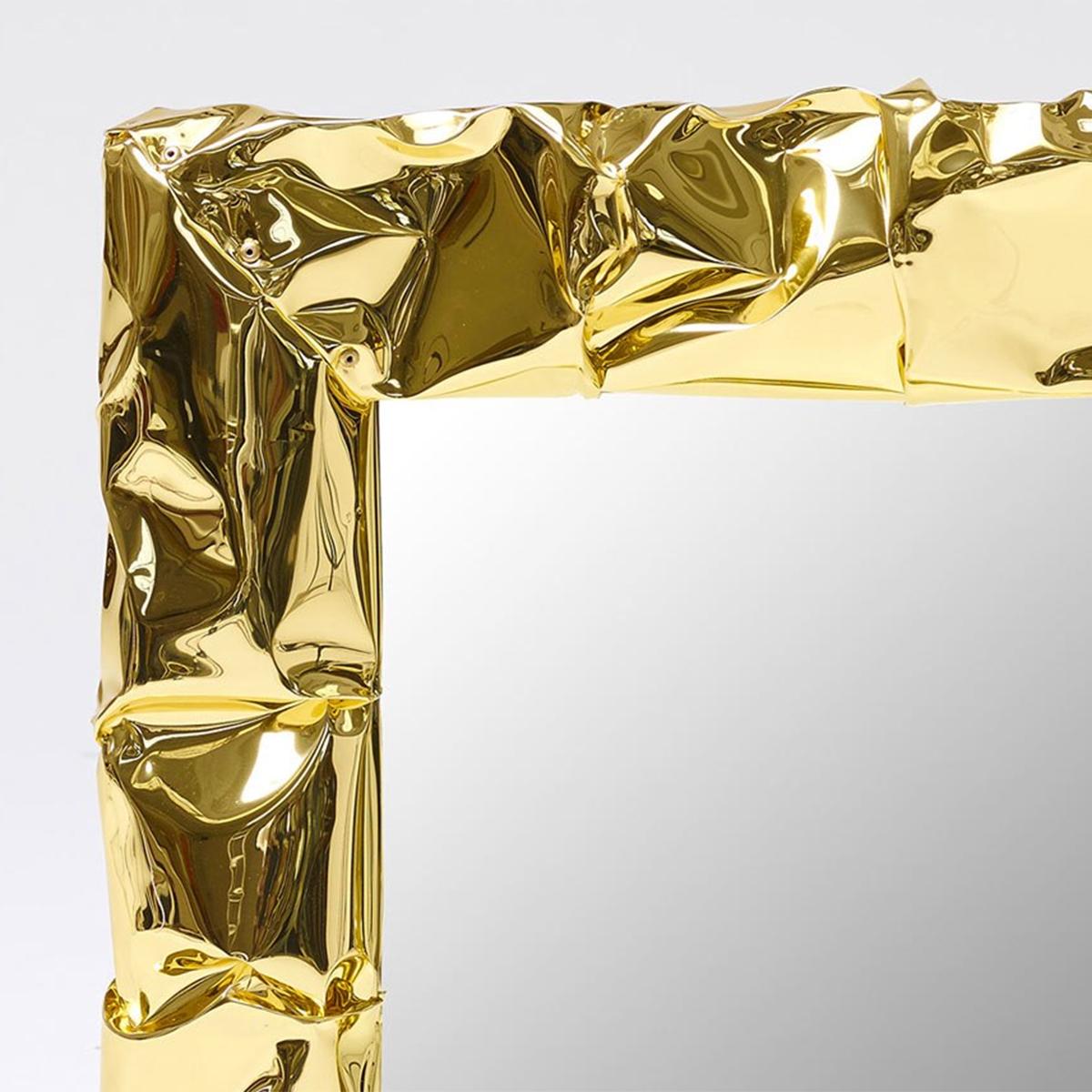 Mirror Bumpy quadratischen Gold mit Hand-strained poliert 
aluminiumrahmen in Goldoptik. Mit Spiegelglas. Maße: L 50 x T 8 x H 50cm.
Auch in verchromter Ausführung erhältlich.