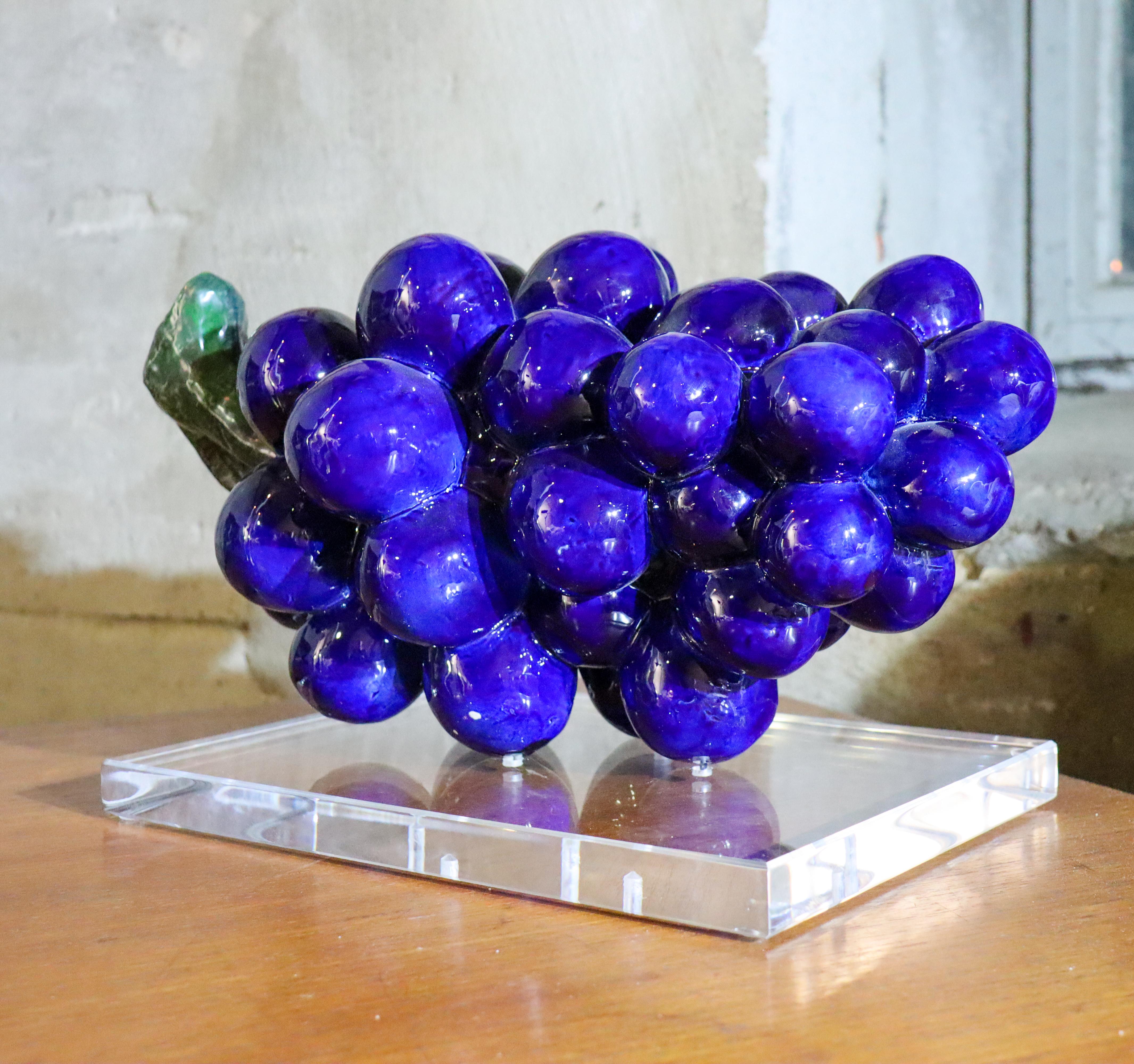 Blaue Weintraube, Keramik von Hans Hedberg, Biot, Frankreich (Französisch) im Angebot