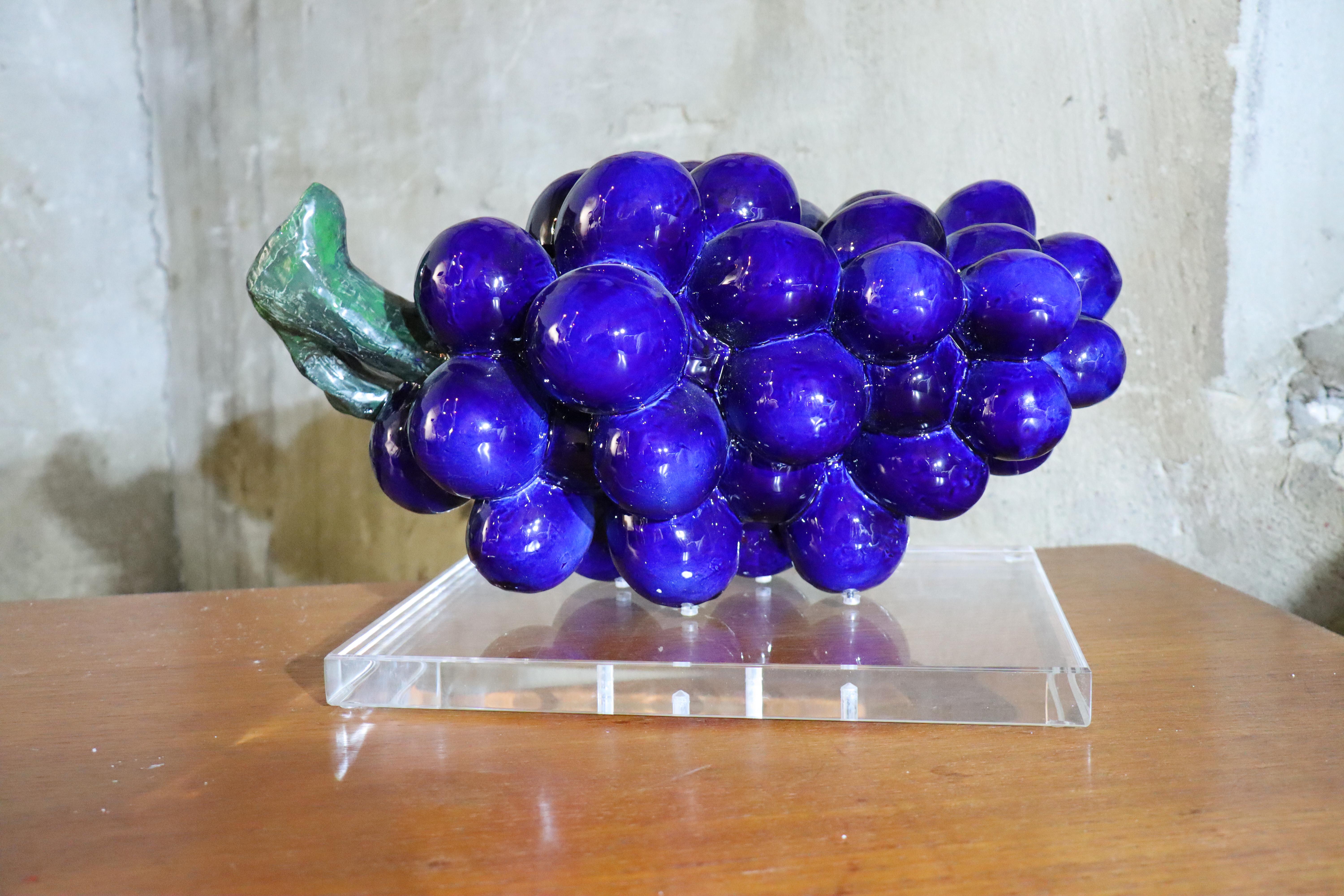 Blaue Weintraube, Keramik von Hans Hedberg, Biot, Frankreich (Glasiert) im Angebot