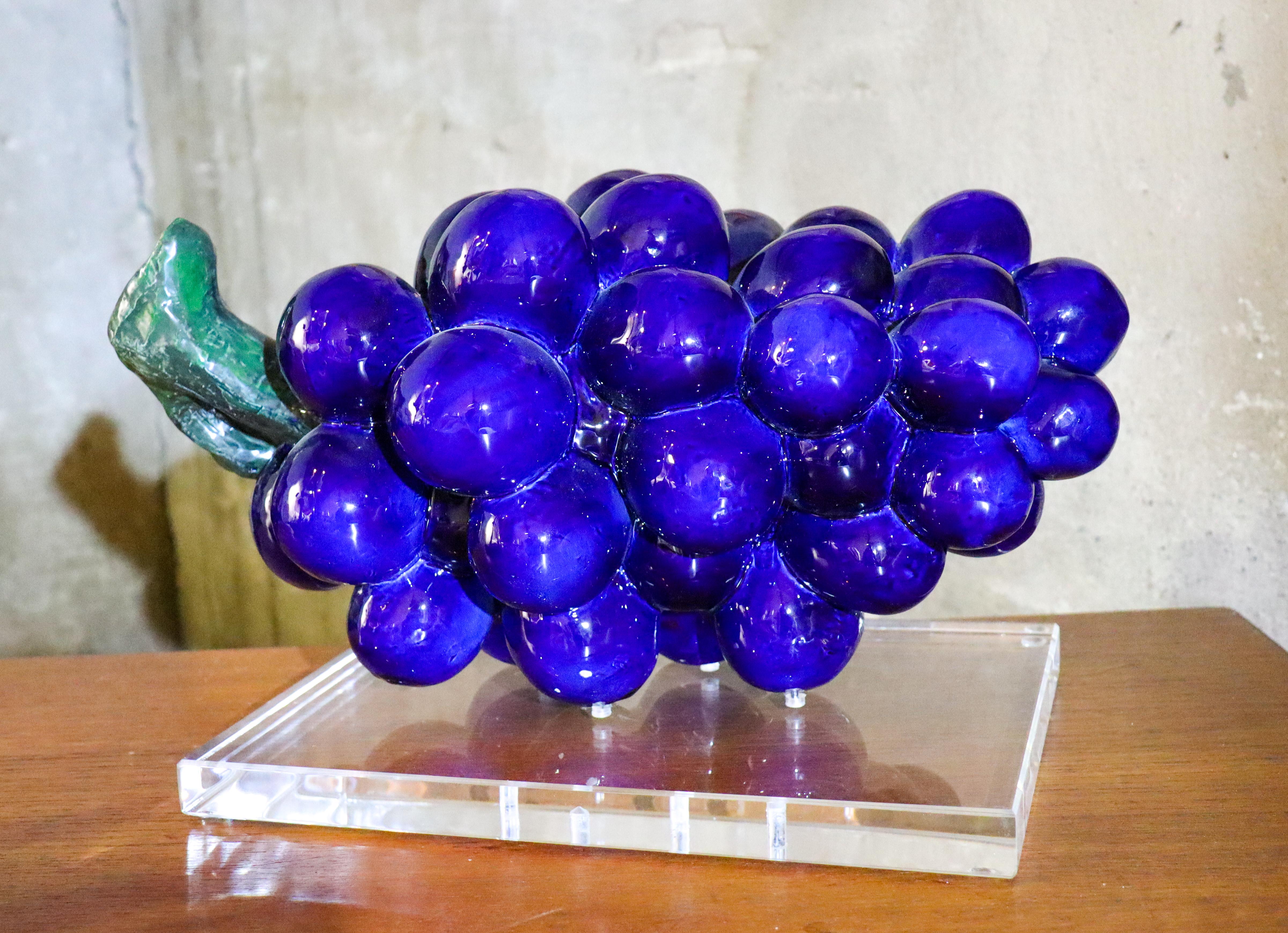 Blaue Weintraube, Keramik von Hans Hedberg, Biot, Frankreich (Ende des 20. Jahrhunderts) im Angebot