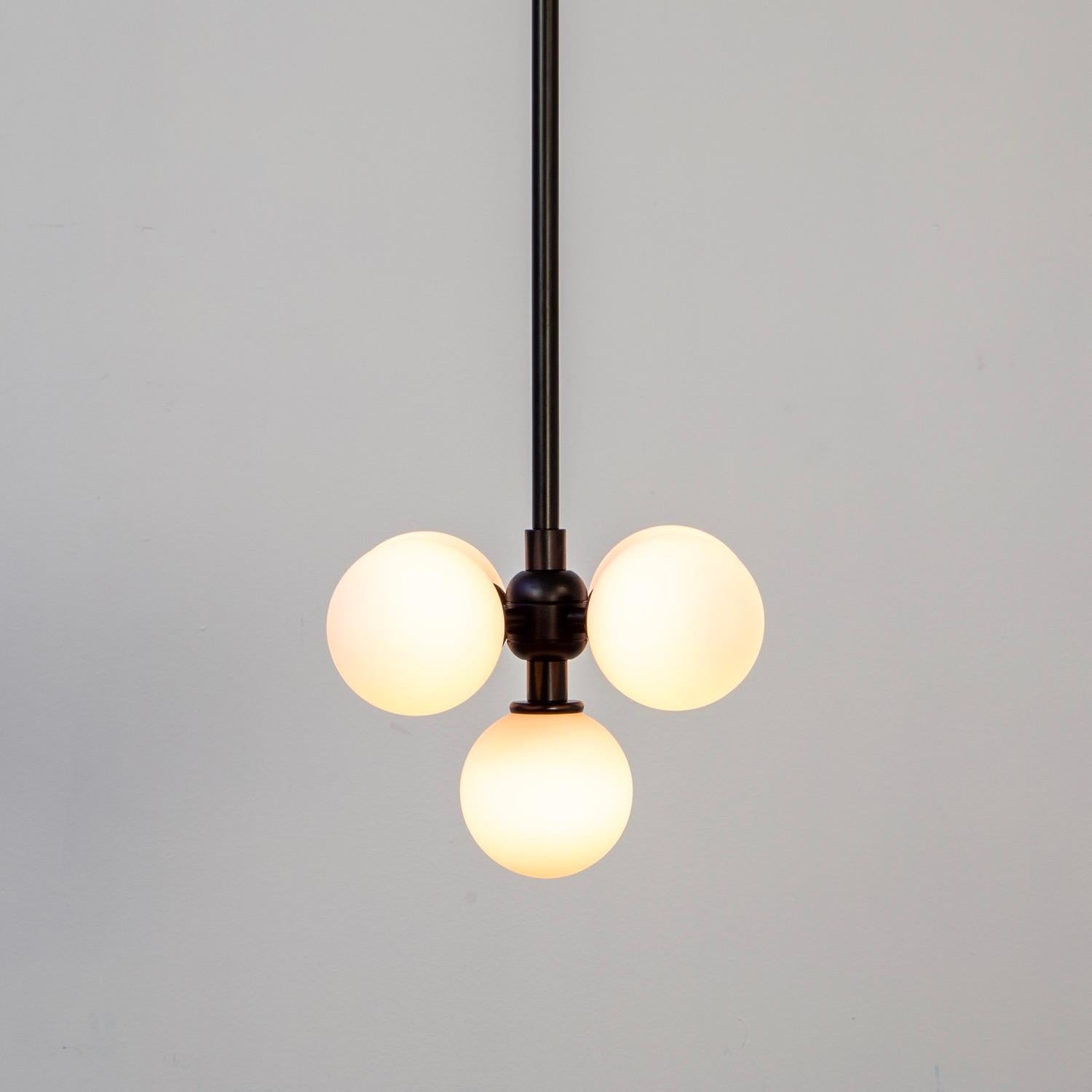 Américain Pendentif Bunch, par RESEARCH Lighting, noir, globe en verre de 3 po, fait sur commande en vente