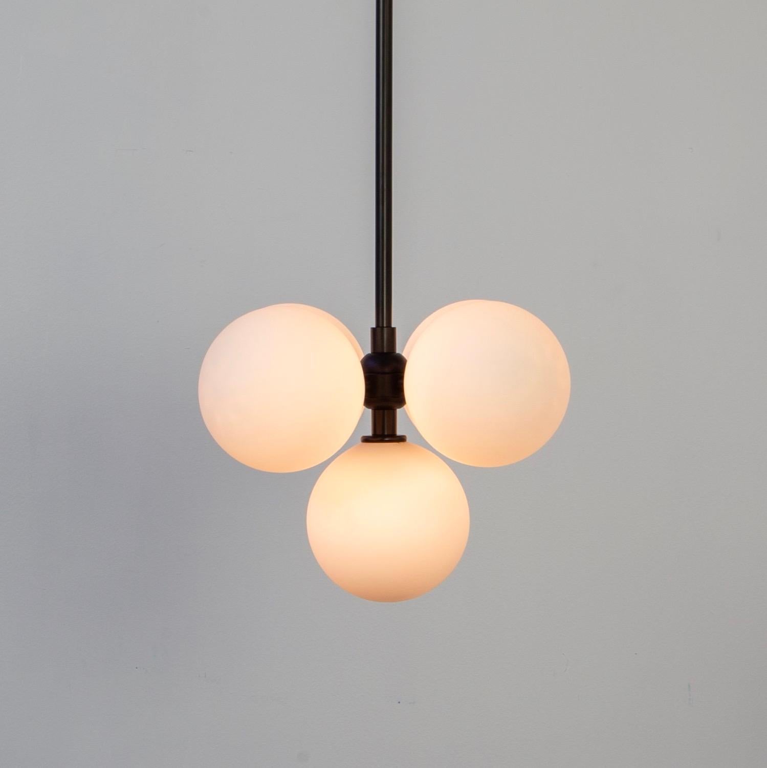 Moderne Pendentif Bunch, par RESEARCH Lighting, noir, globe en verre de 5 po, modèle de plancher en vente