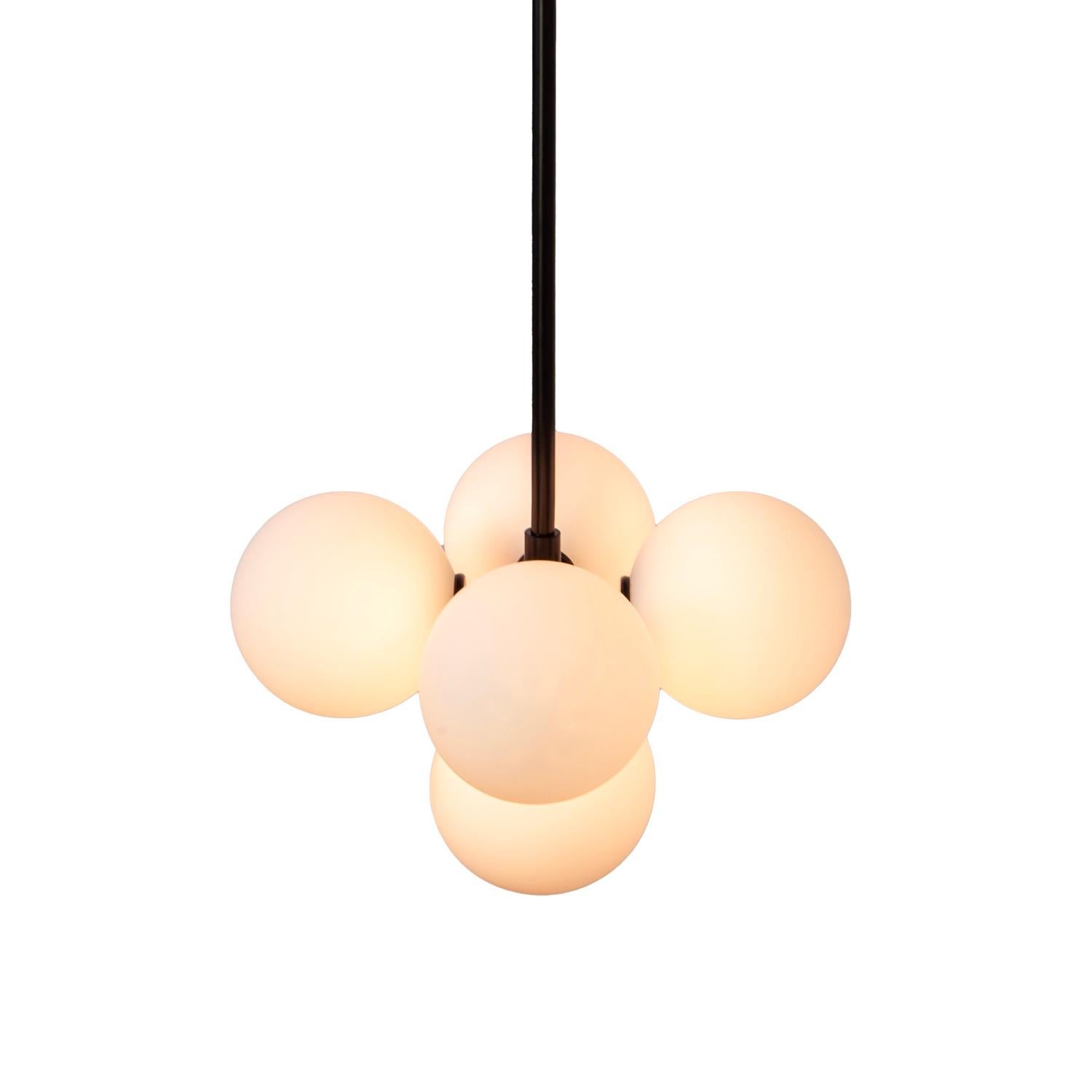 Fait à la machine Pendentif Bunch, par RESEARCH Lighting, noir, globe en verre de 5 po, modèle de plancher en vente