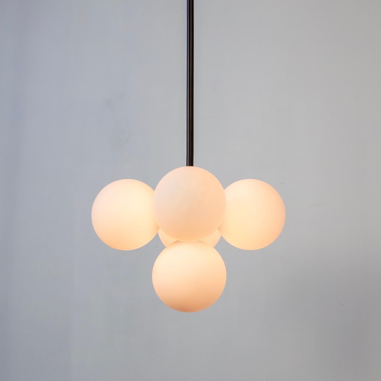 Pendentif Bunch, par RESEARCH Lighting, noir, globe en verre de 5 po, modèle de plancher Bon état - En vente à Brooklyn, NY