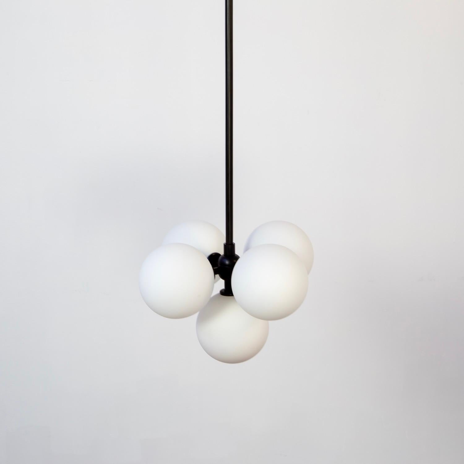 Métal Pendentif Bunch, par RESEARCH Lighting, noir, globe en verre de 5 po, modèle de plancher en vente
