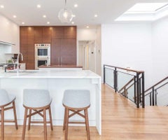 Campione da pavimento Stellar Works Bund Counter Stool Frassino tinto noce e tessuto