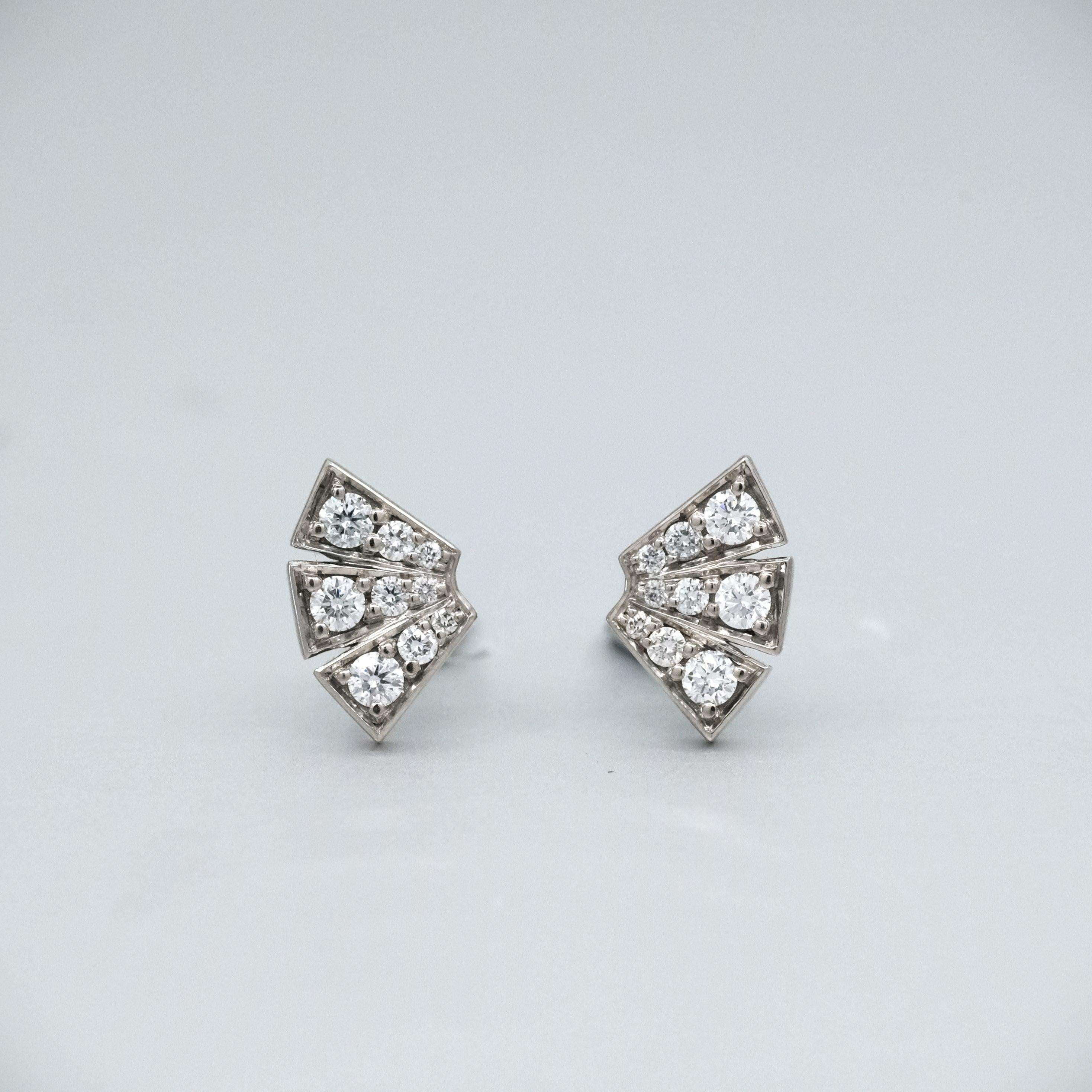 Un paio di orecchini BUNDA 'Apus' con diamante, oro bianco o giallo 18ct.

Caratteristiche dei diamanti taglio brillante rotondo: 18 = 0,30ct, colore F, purezza VS