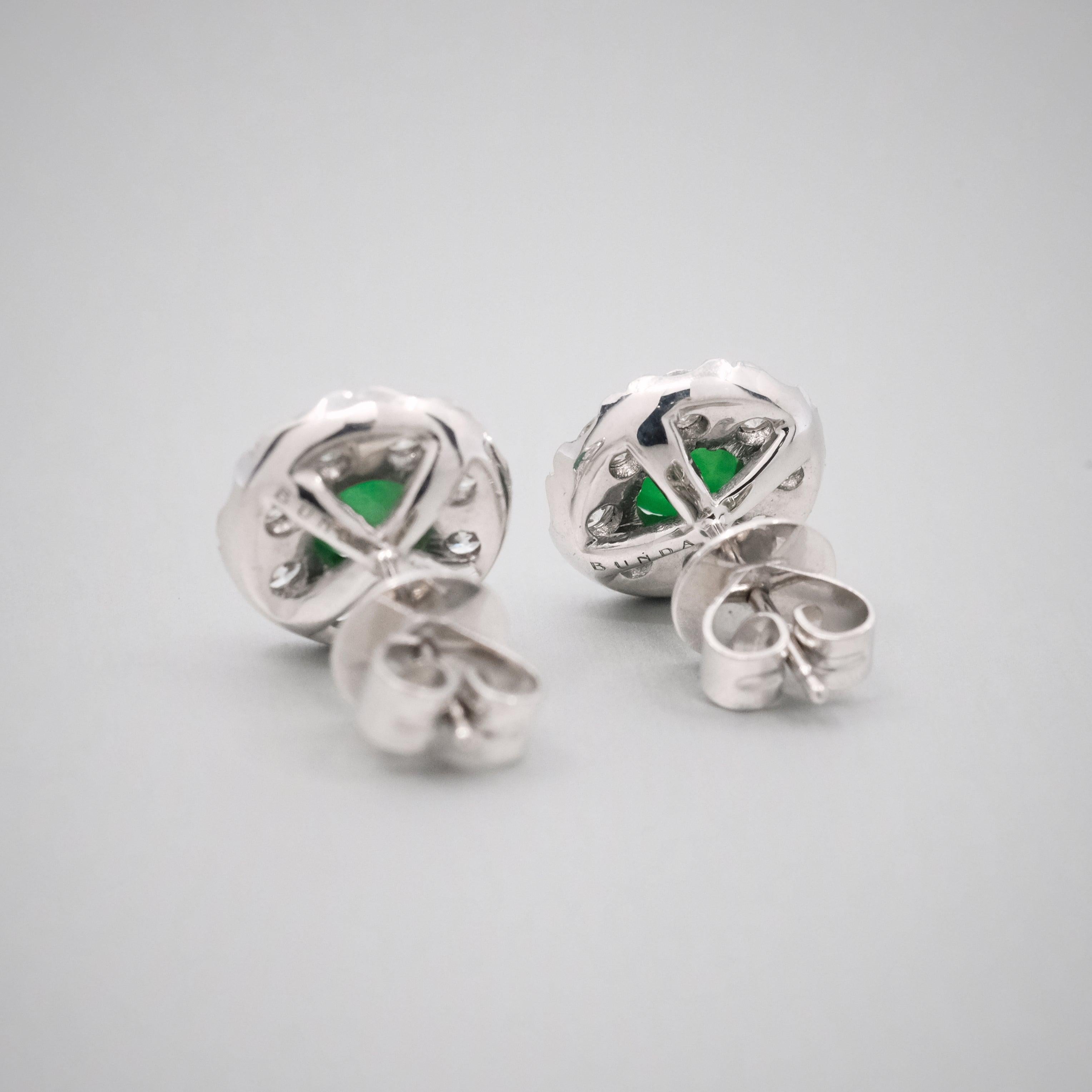 Orecchini con perno di giada da 0,91 ct e diamanti da 1,36 ct in oro bianco 18 ct BUNDA in vendita 1