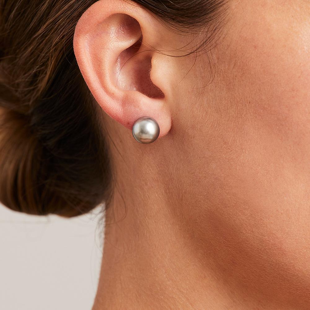 Round Cut BUNDA 10.30mm Tahitian Pearl earstuds on 18k white gold. For Sale
