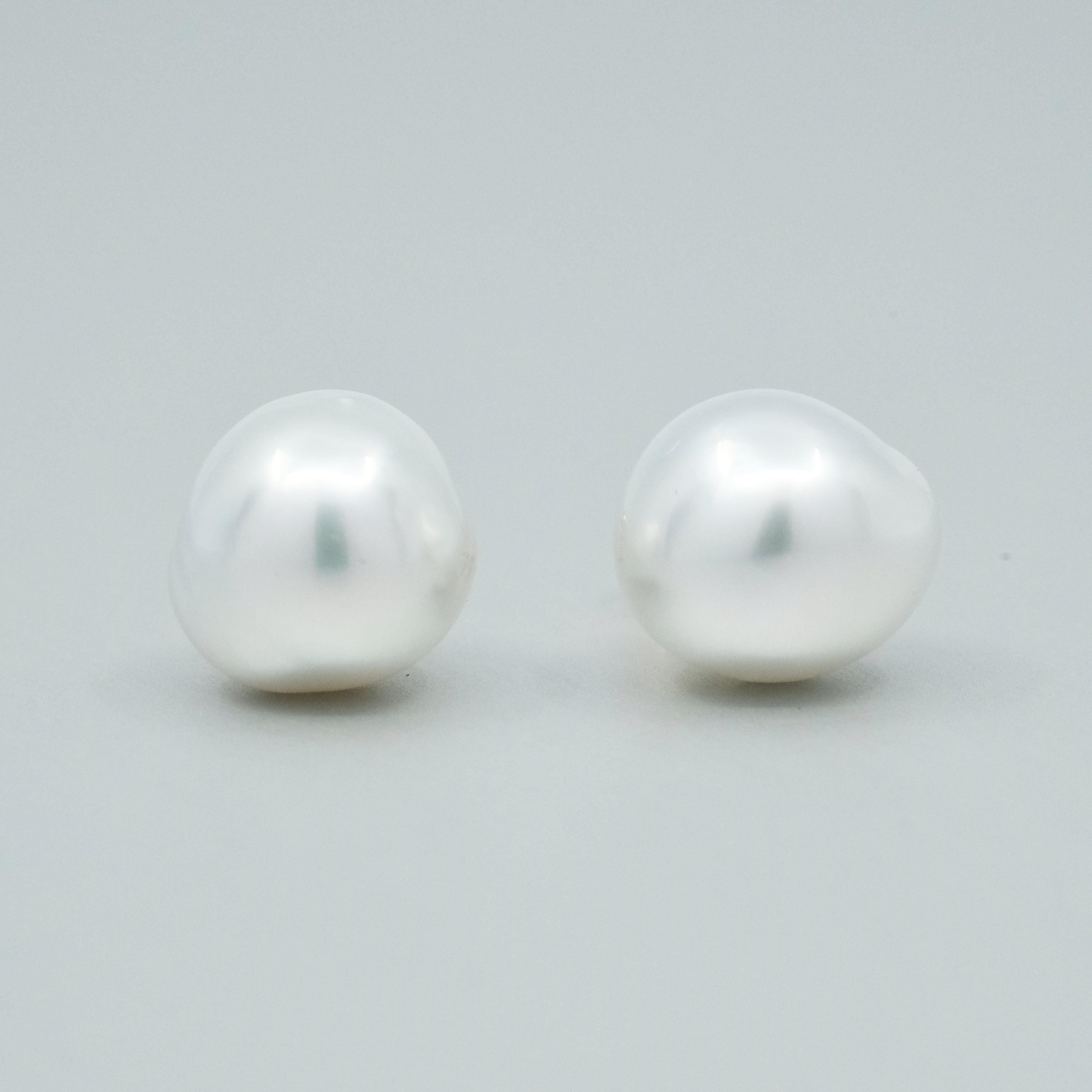 Une paire de 'Studs' BUNDA en or jaune 18ct. Chaque clou est serti d'une perle des mers du Sud de 10 mm de forme arrondie, de couleur gris argenté, avec une peau claire et un excellent lustre. Les raccords sont à poteau et à papillon. Les papillons