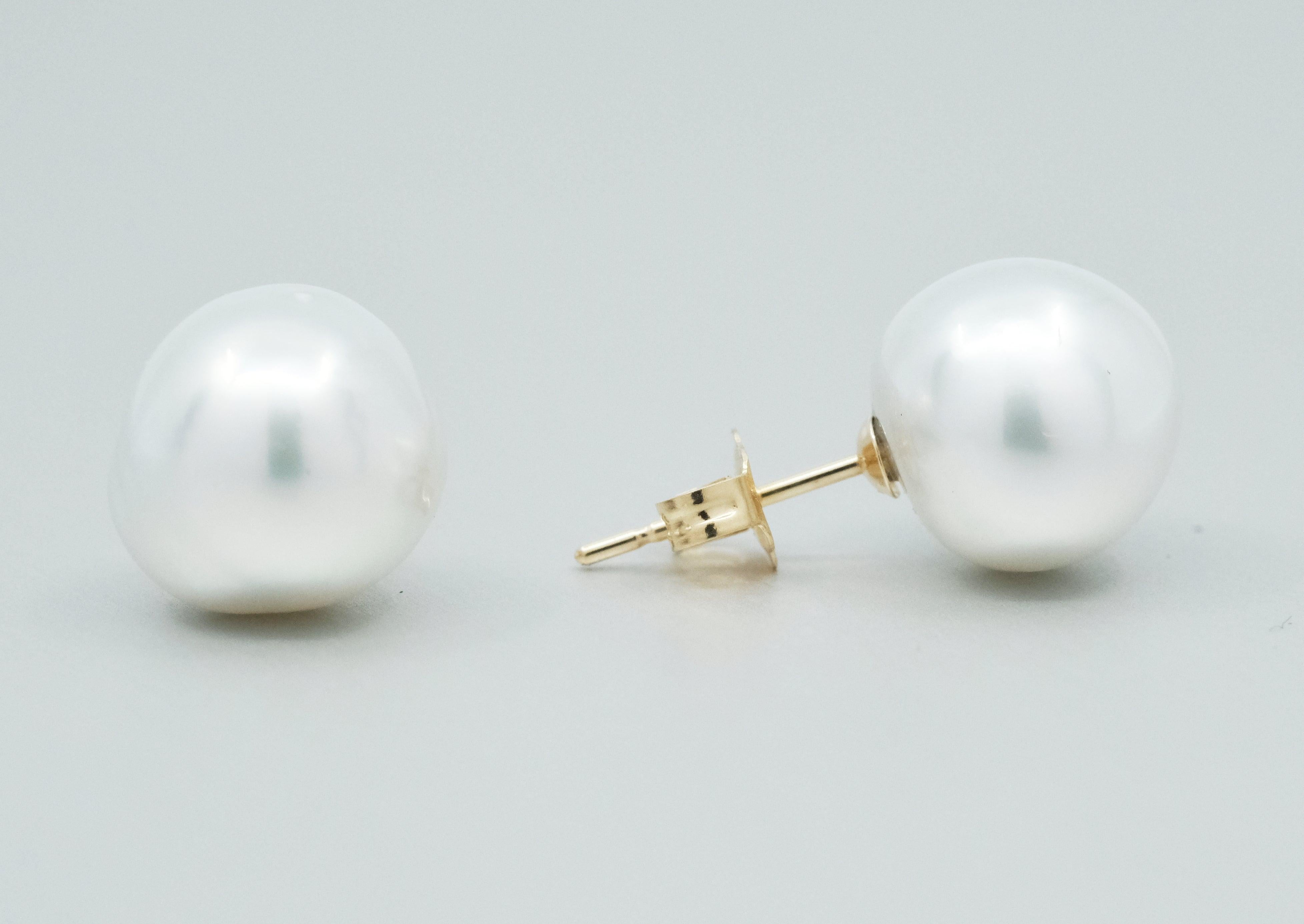 Taille ronde Boucles d'oreilles Bunda 10 mm de perles blanches des mers du Sud sur or jaune 18 carats en vente