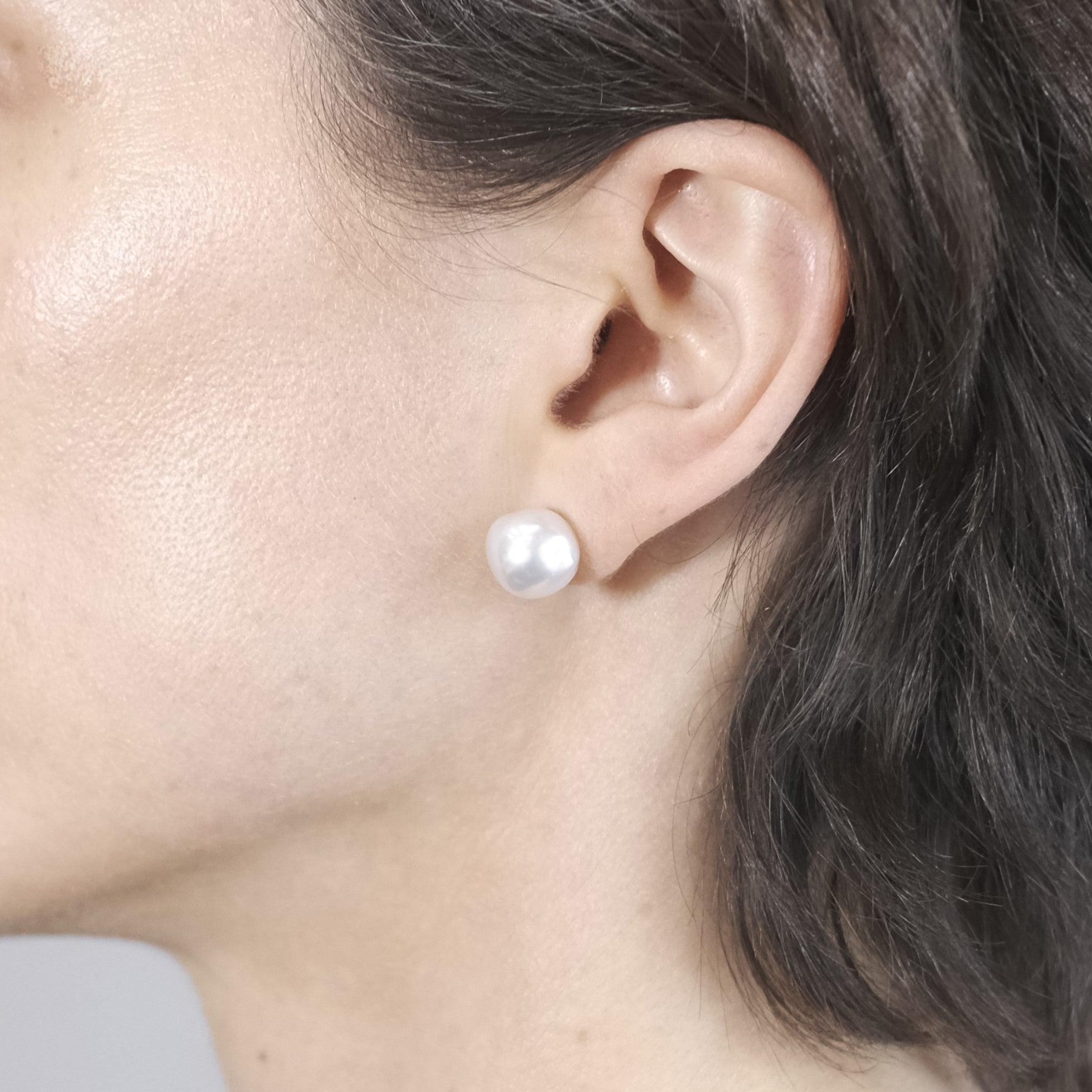 Boucles d'oreilles Bunda 10 mm de perles blanches des mers du Sud sur or jaune 18 carats Unisexe en vente
