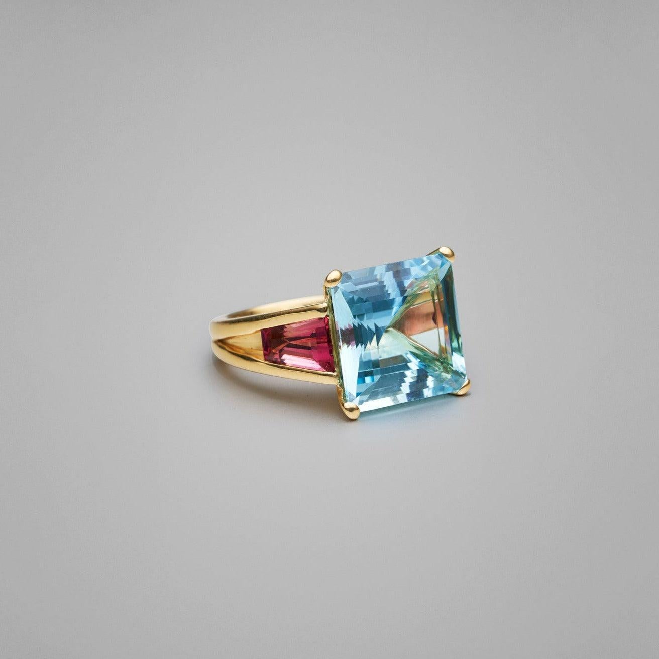 BUNDA 11.05ct Aquamarine and 2.95cts Tourmalines Ring in 18k yellow gold In New Condition For Sale In SYDNEY, AU