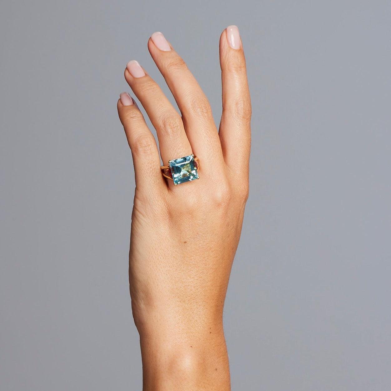 BUNDA 11.05ct Aquamarine and 2.95cts Tourmalines Ring in 18k yellow gold For Sale 1
